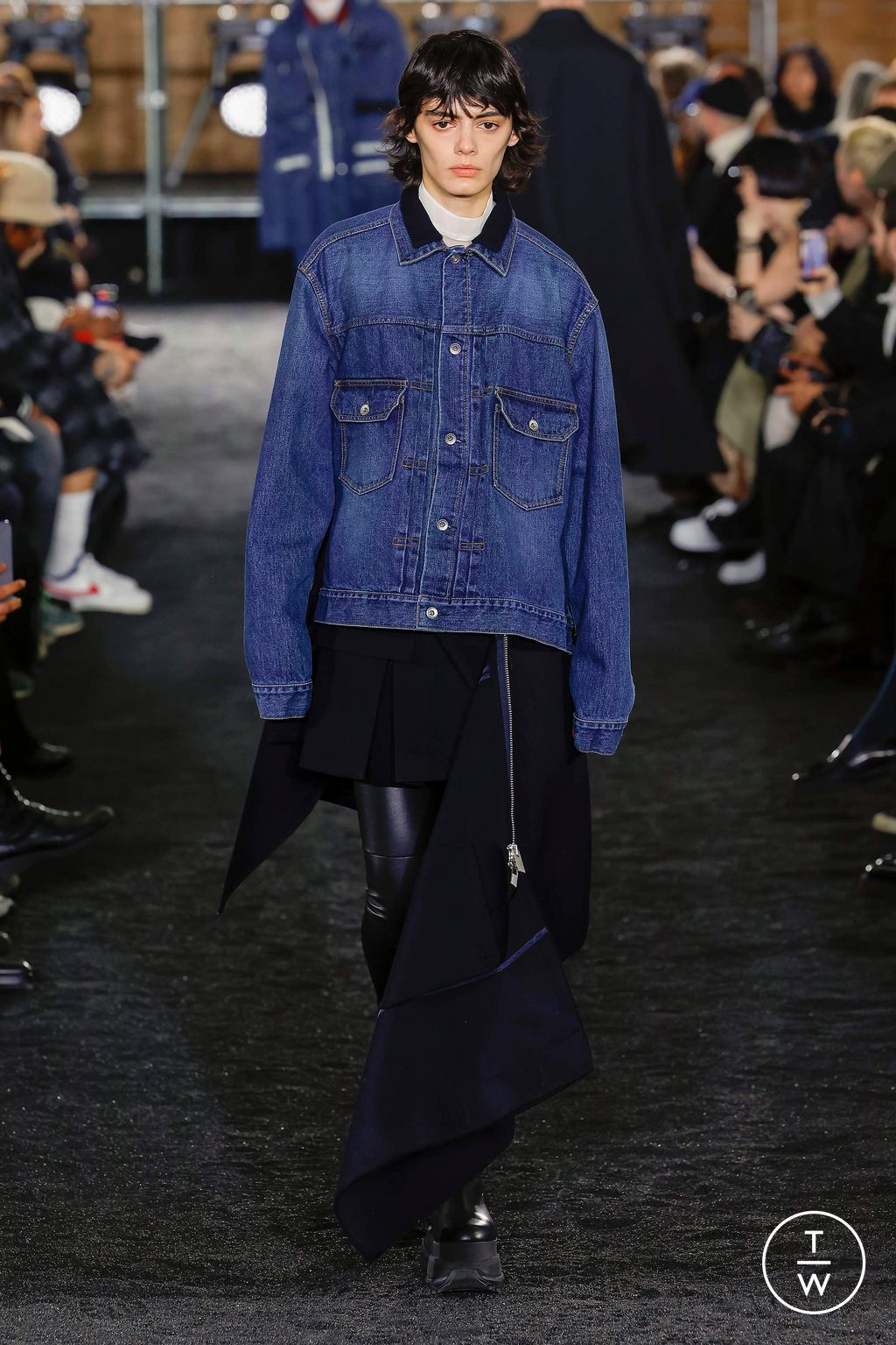 Fashion Week Paris Fall/Winter 2023 look 10 de la collection Sacai menswear