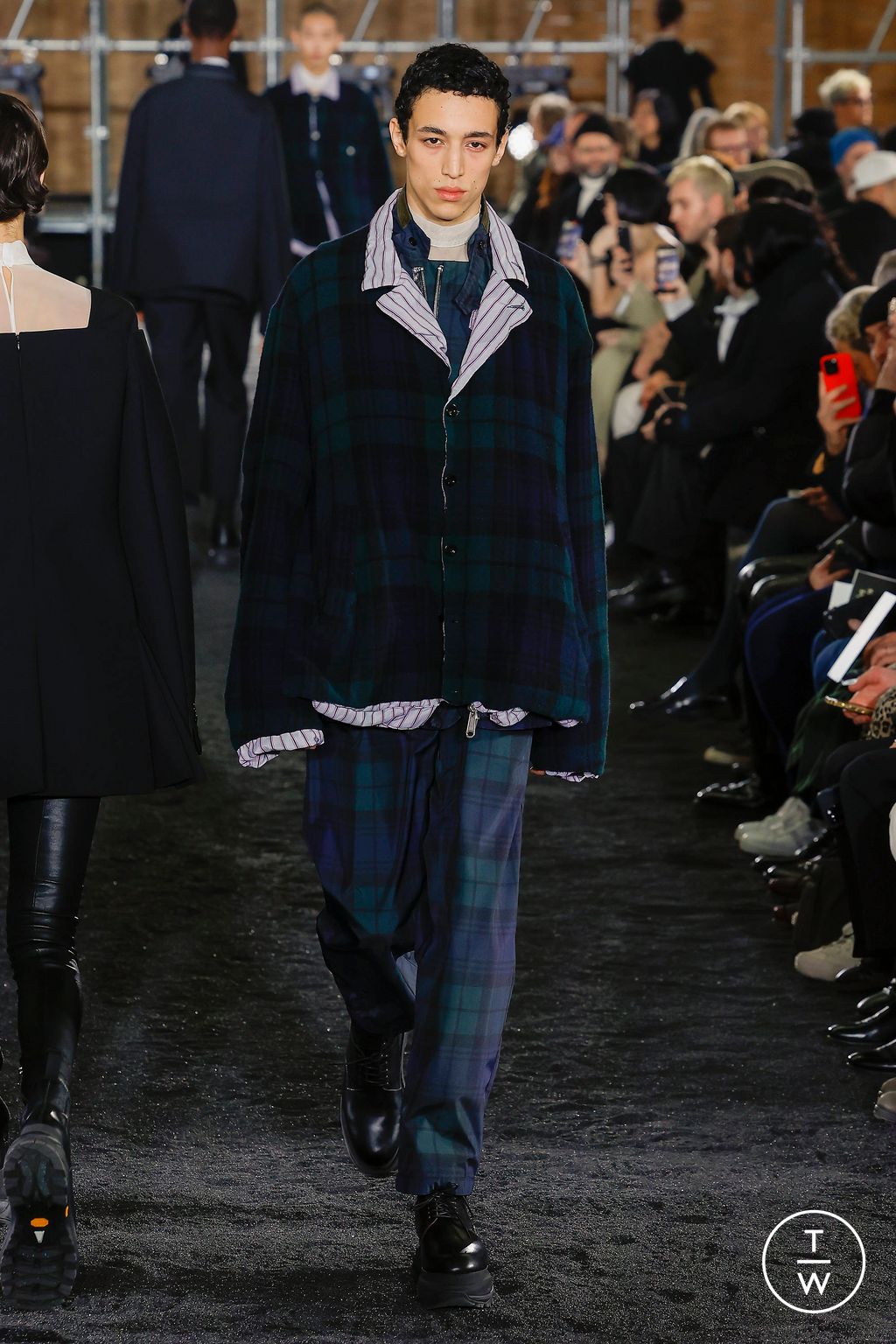 Fashion Week Paris Fall/Winter 2023 look 12 de la collection Sacai menswear