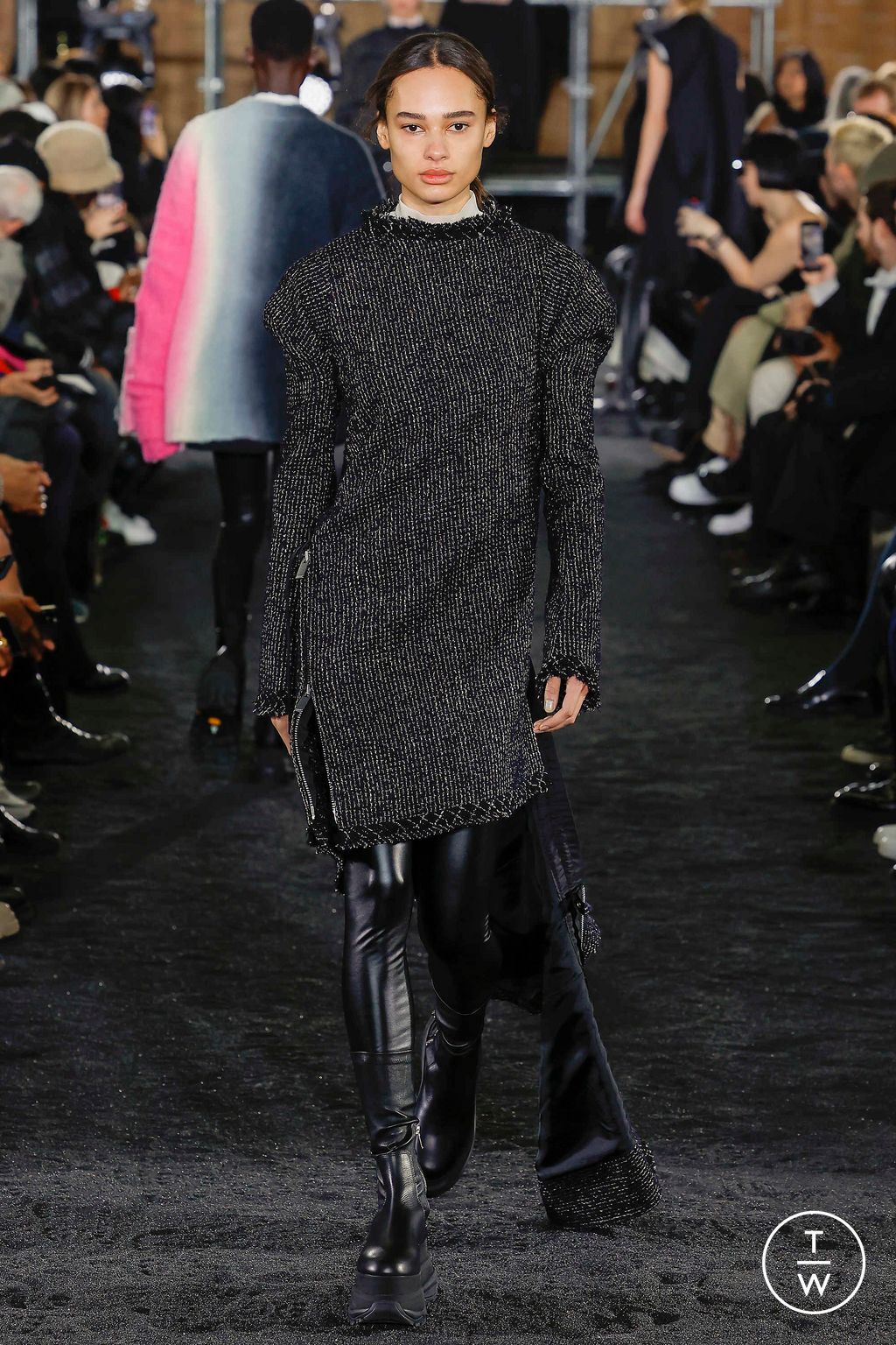Fashion Week Paris Fall/Winter 2023 look 17 de la collection Sacai menswear