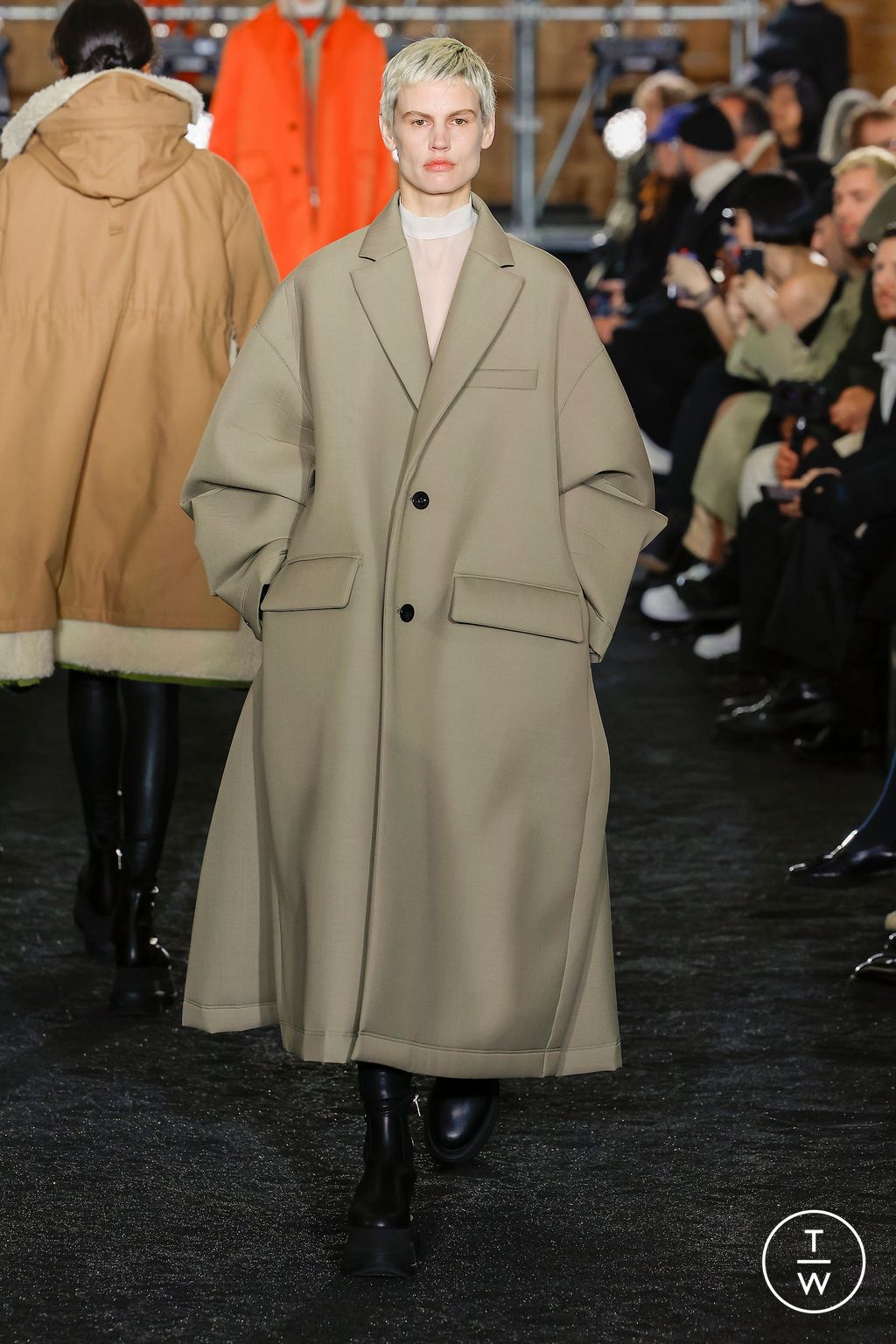 Fashion Week Paris Fall/Winter 2023 look 30 from the Sacai collection menswear