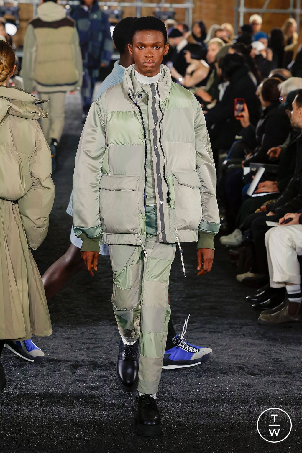 Fashion Week Paris Fall/Winter 2023 look 34 from the Sacai collection 男装