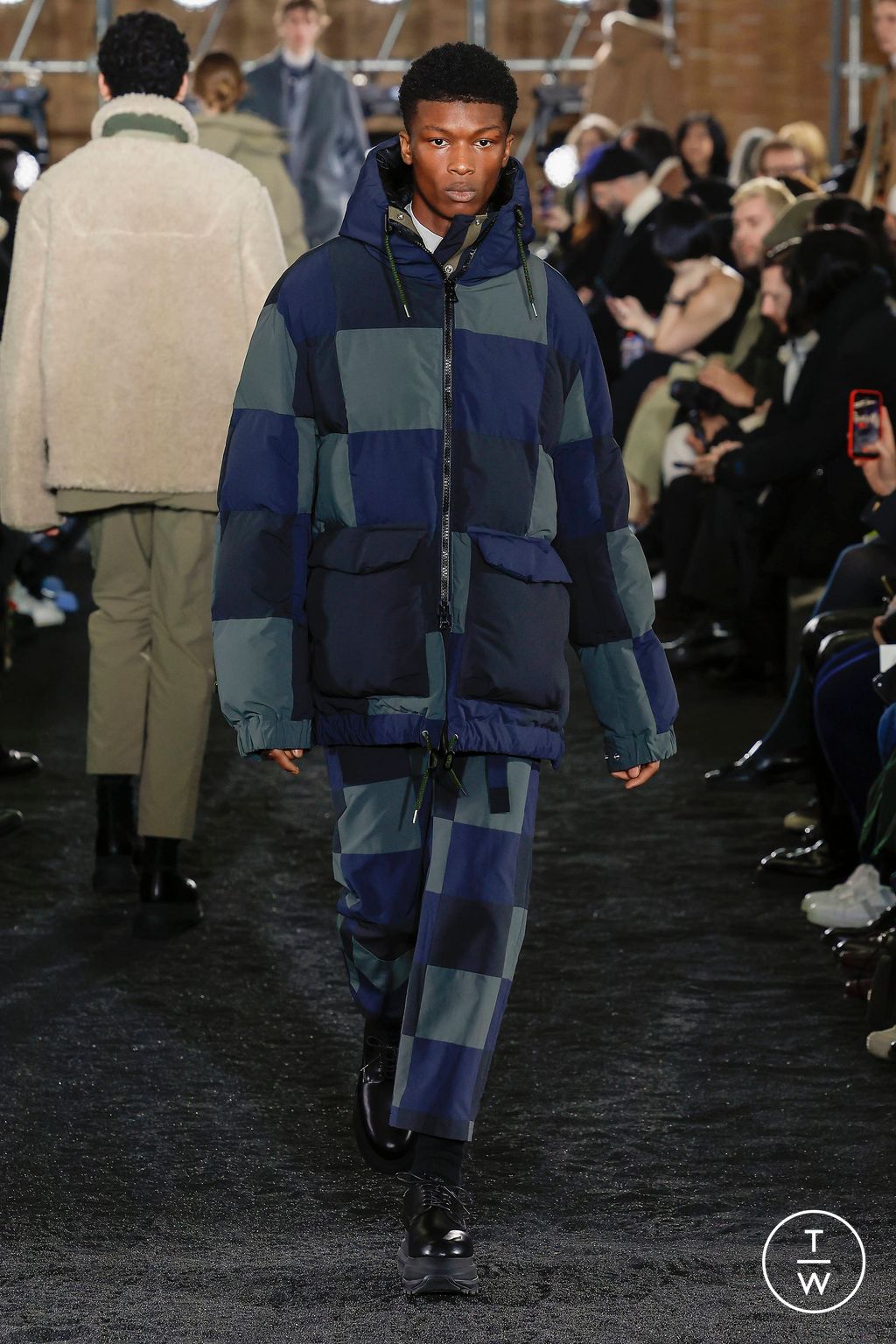 Fashion Week Paris Fall/Winter 2023 look 35 from the Sacai collection 男装