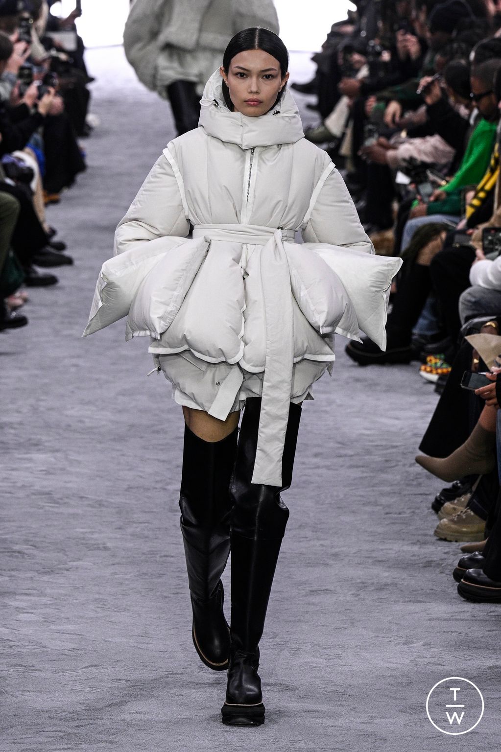 Fashion Week Paris Fall/Winter 2024 look 6 de la collection Sacai menswear