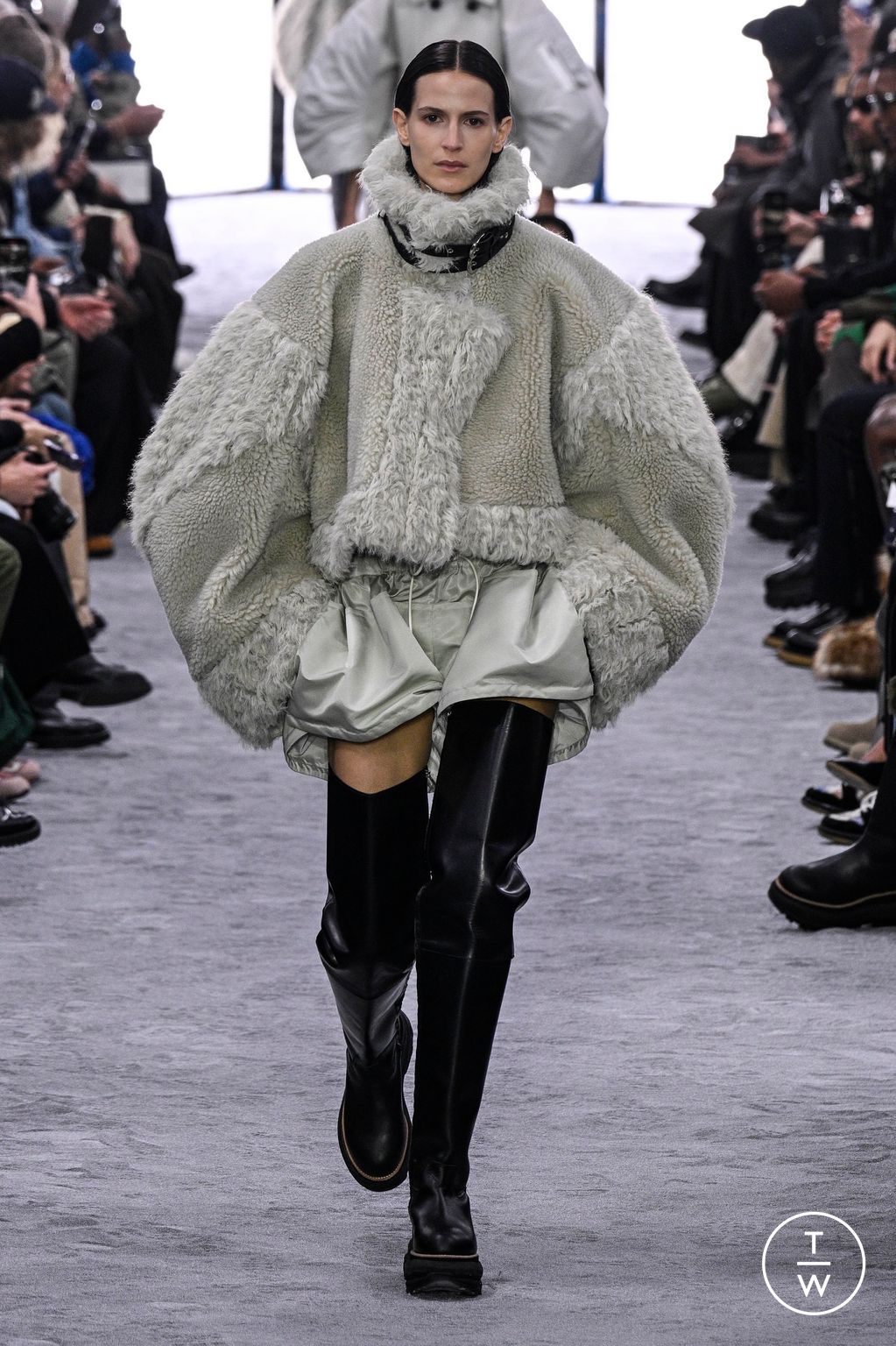Fashion Week Paris Fall/Winter 2024 look 7 de la collection Sacai menswear