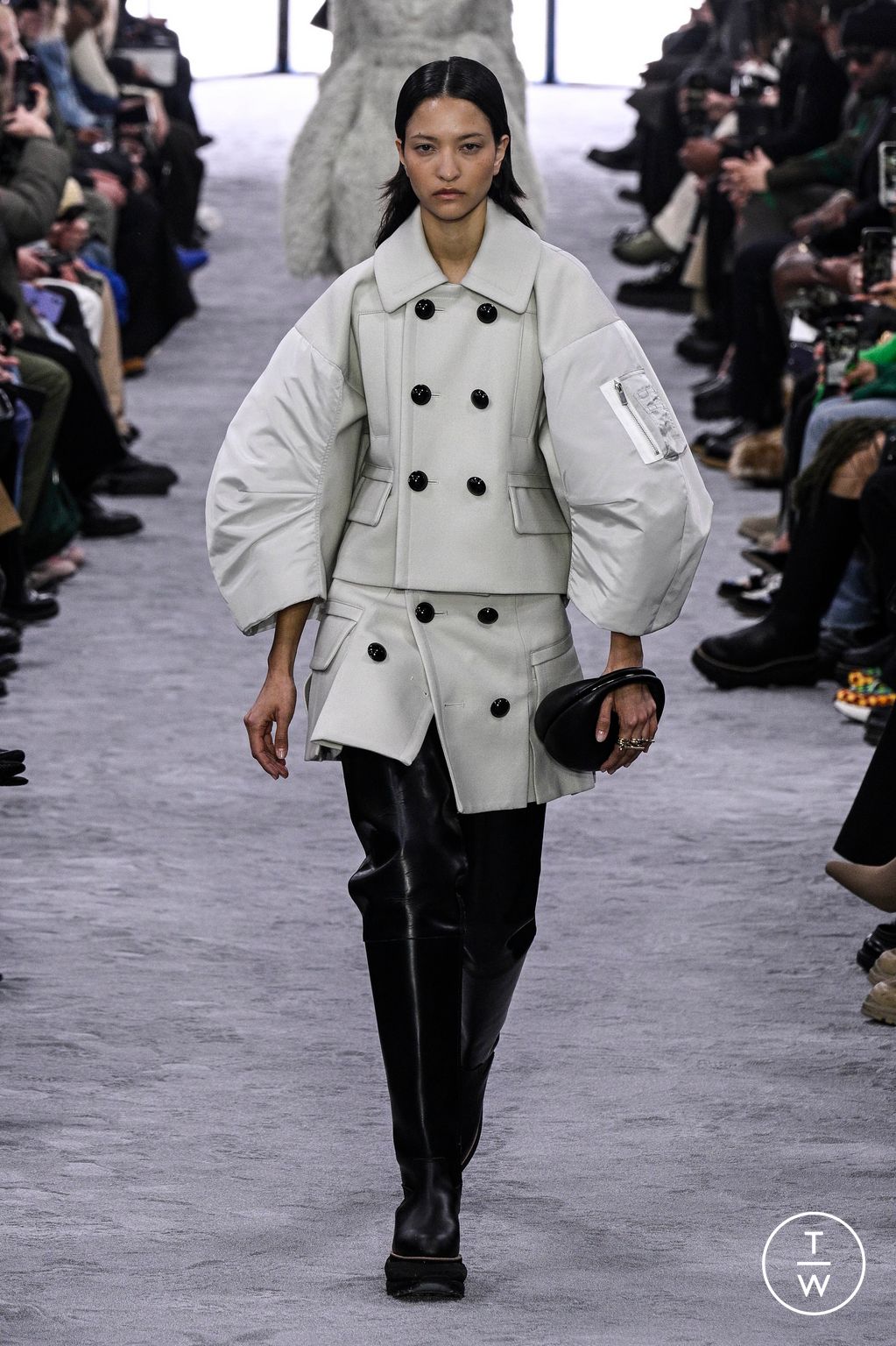Fashion Week Paris Fall/Winter 2024 look 8 de la collection Sacai menswear