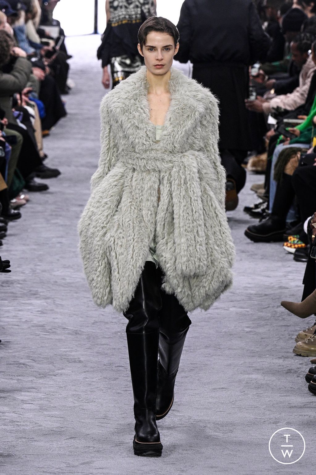 Fashion Week Paris Fall/Winter 2024 look 9 de la collection Sacai menswear