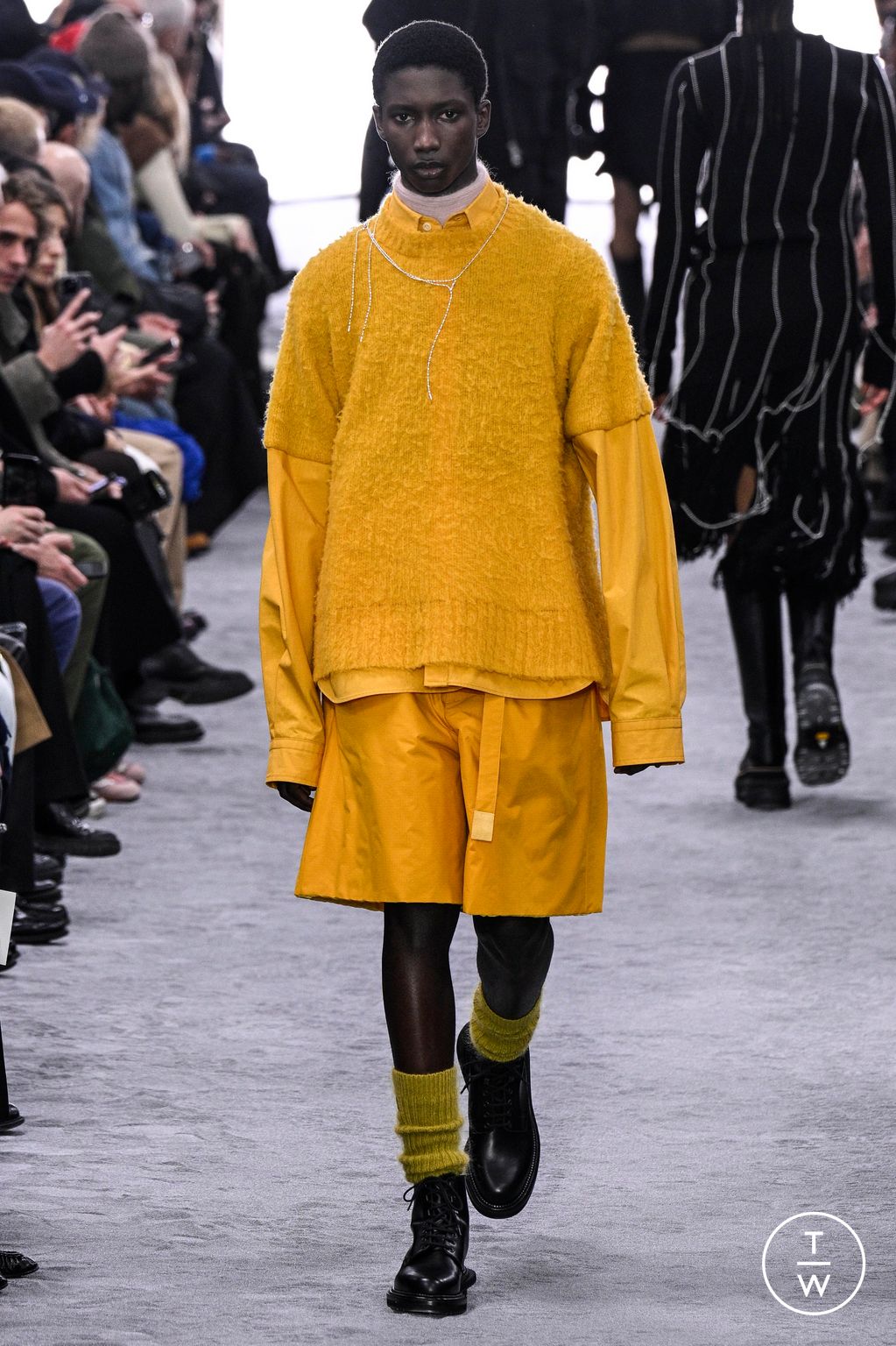 Fashion Week Paris Fall/Winter 2024 look 32 de la collection Sacai menswear