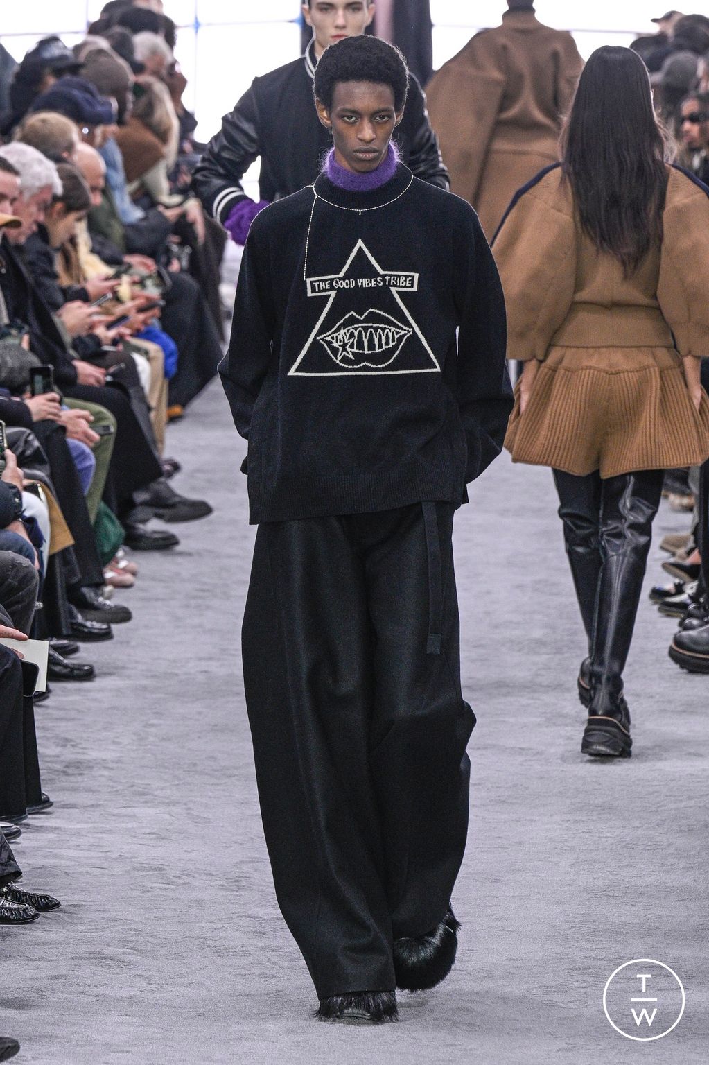 Fashion Week Paris Fall/Winter 2024 look 38 de la collection Sacai menswear