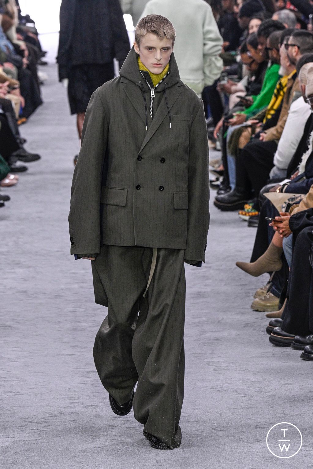 Fashion Week Paris Fall/Winter 2024 look 56 from the Sacai collection 男装