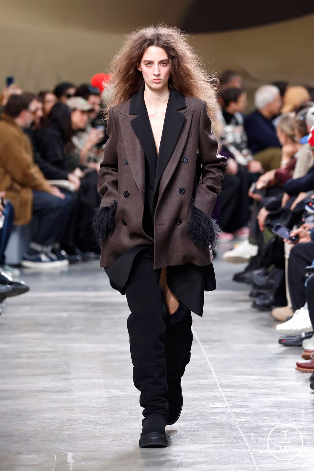 Fashion Week Paris Fall/Winter 2025 look 9 from the Sacai collection menswear