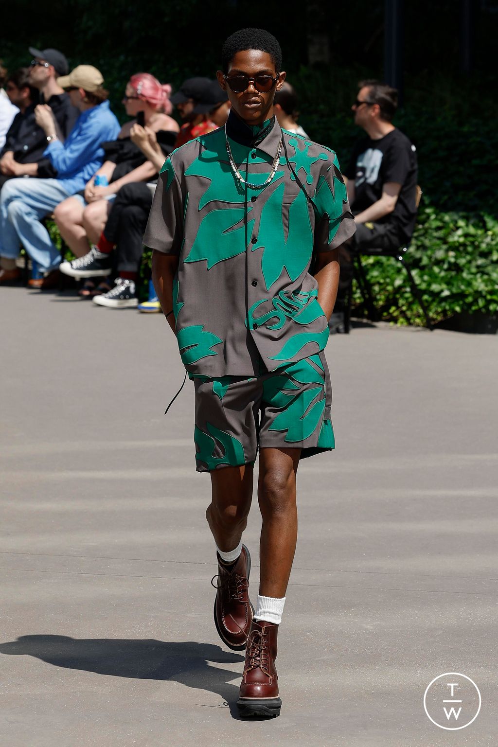 Fashion Week Paris Spring/Summer 2024 look 12 from the Sacai collection 男装