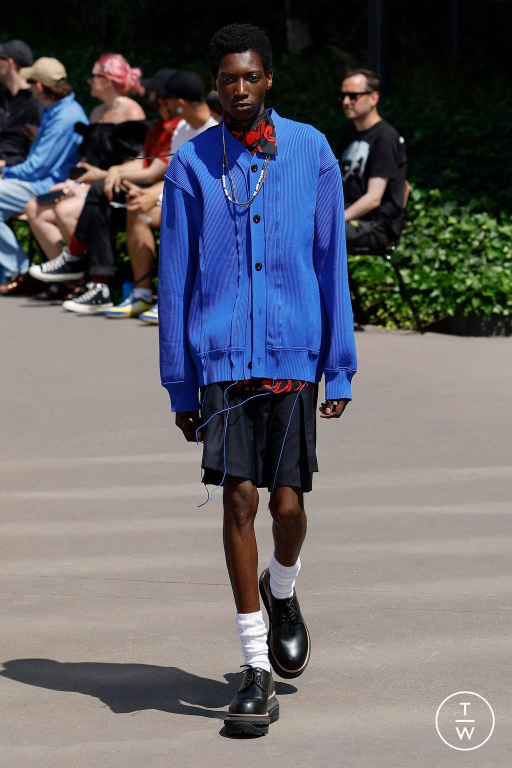 Fashion Week Paris Spring/Summer 2024 look 27 from the Sacai collection 男装