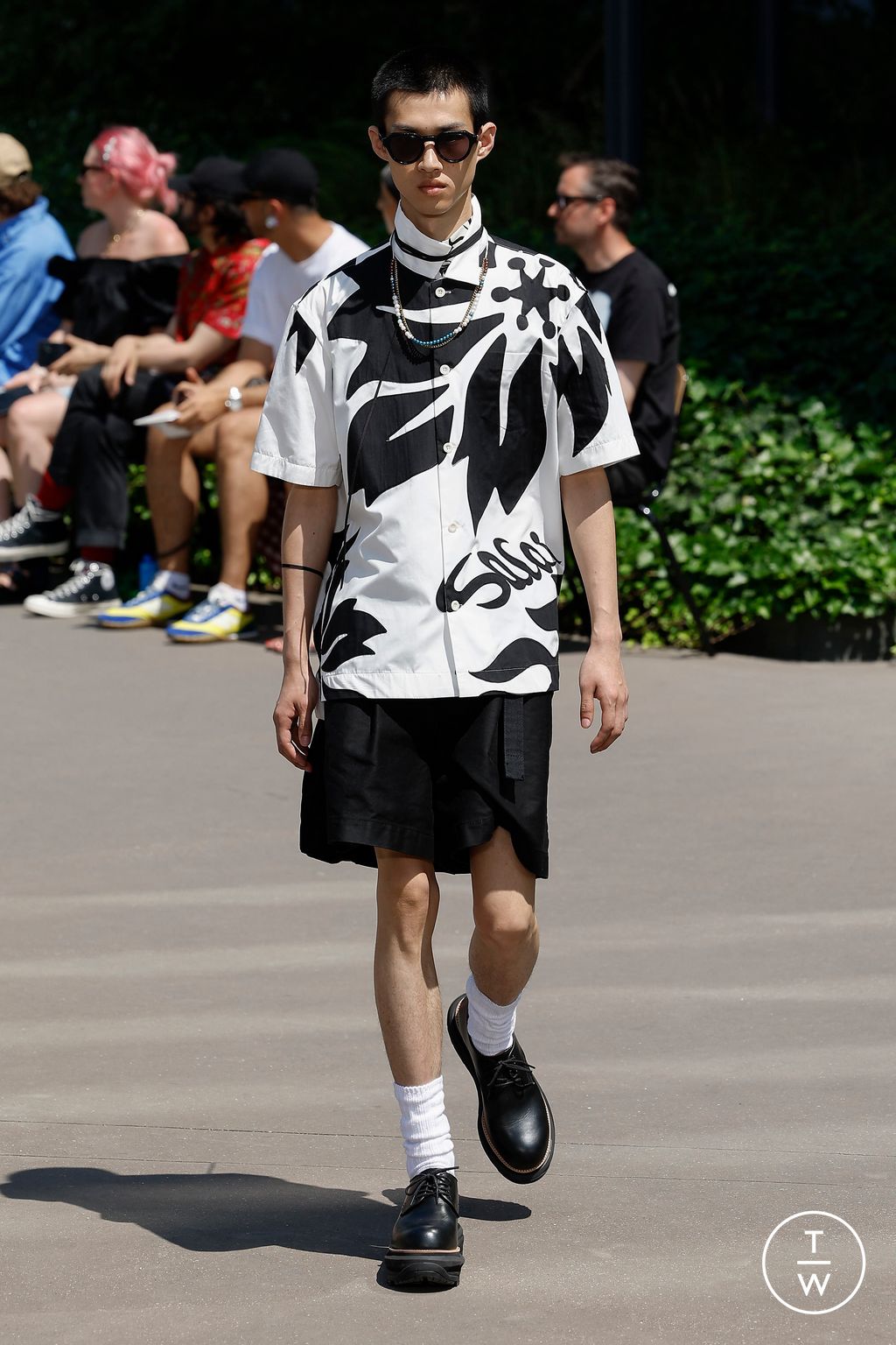 Fashion Week Paris Spring/Summer 2024 look 33 from the Sacai collection menswear