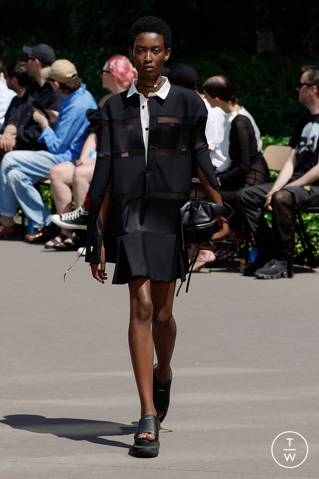 Fashion Week Paris Spring/Summer 2024 look 38 from the Sacai collection 男装