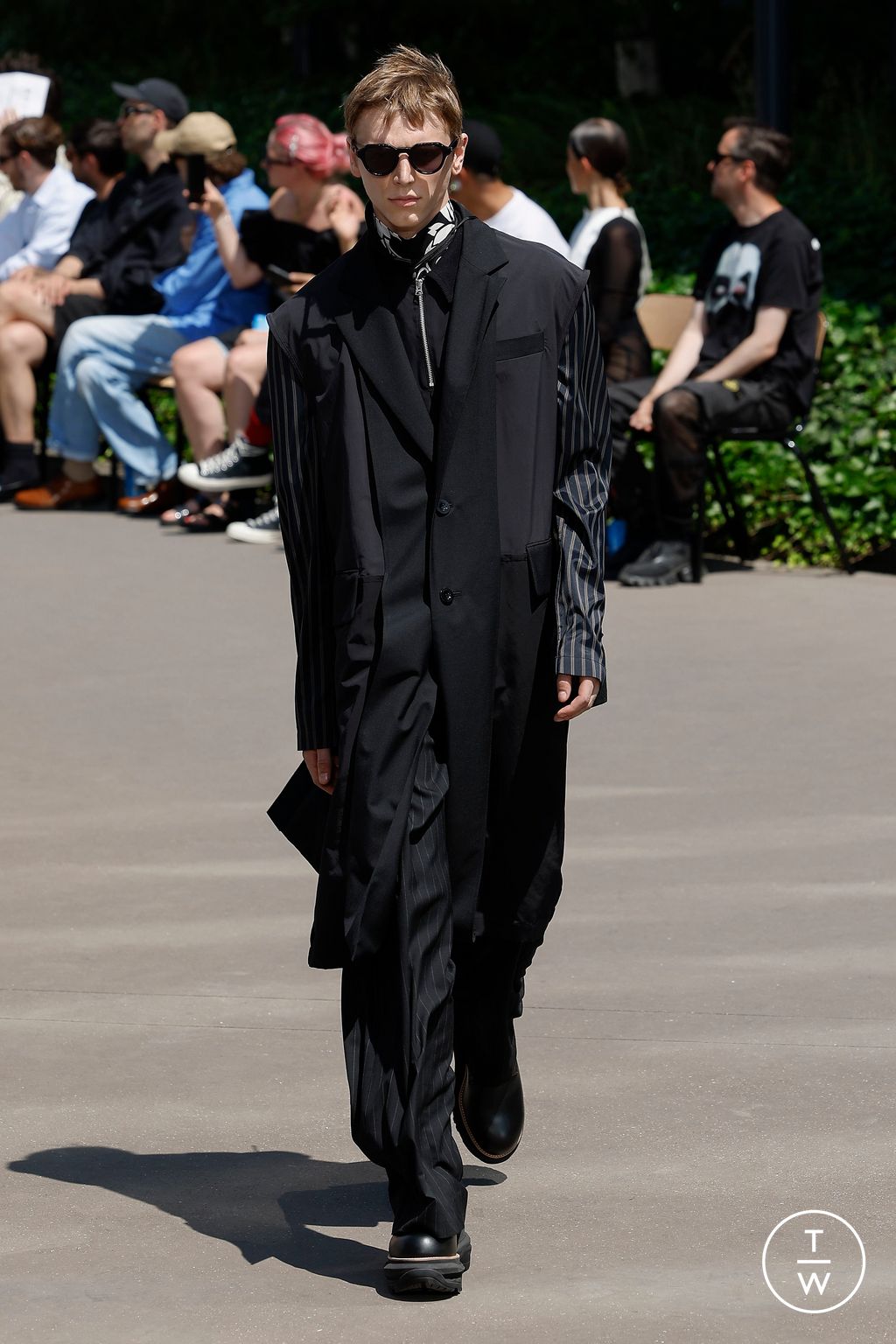 Fashion Week Paris Spring/Summer 2024 look 54 from the Sacai collection 男装