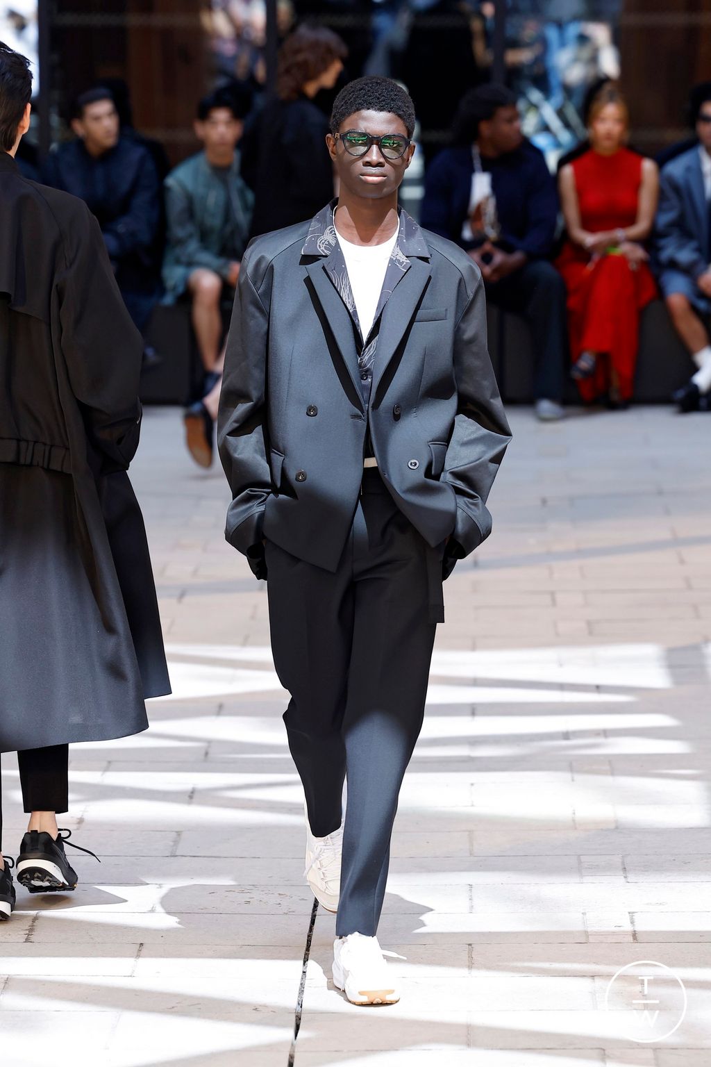 Fashion Week Paris Spring/Summer 2025 look 18 from the Sacai collection menswear