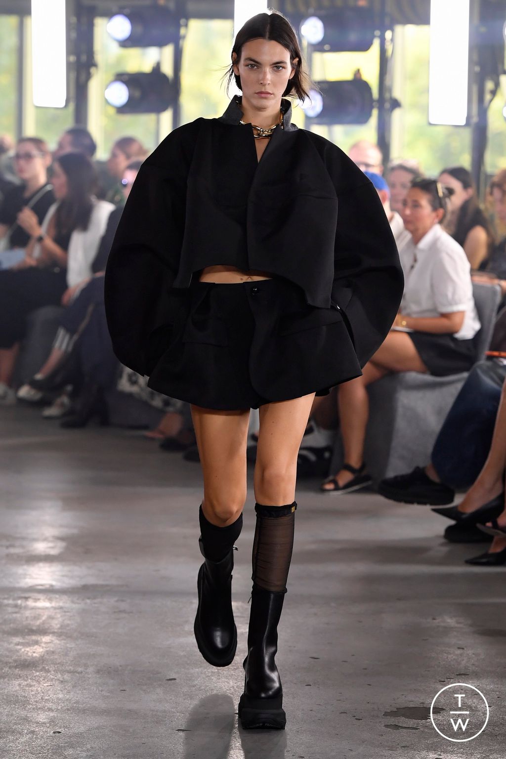 Fashion Week Paris Spring/Summer 2024 look 1 de la collection Sacai womenswear