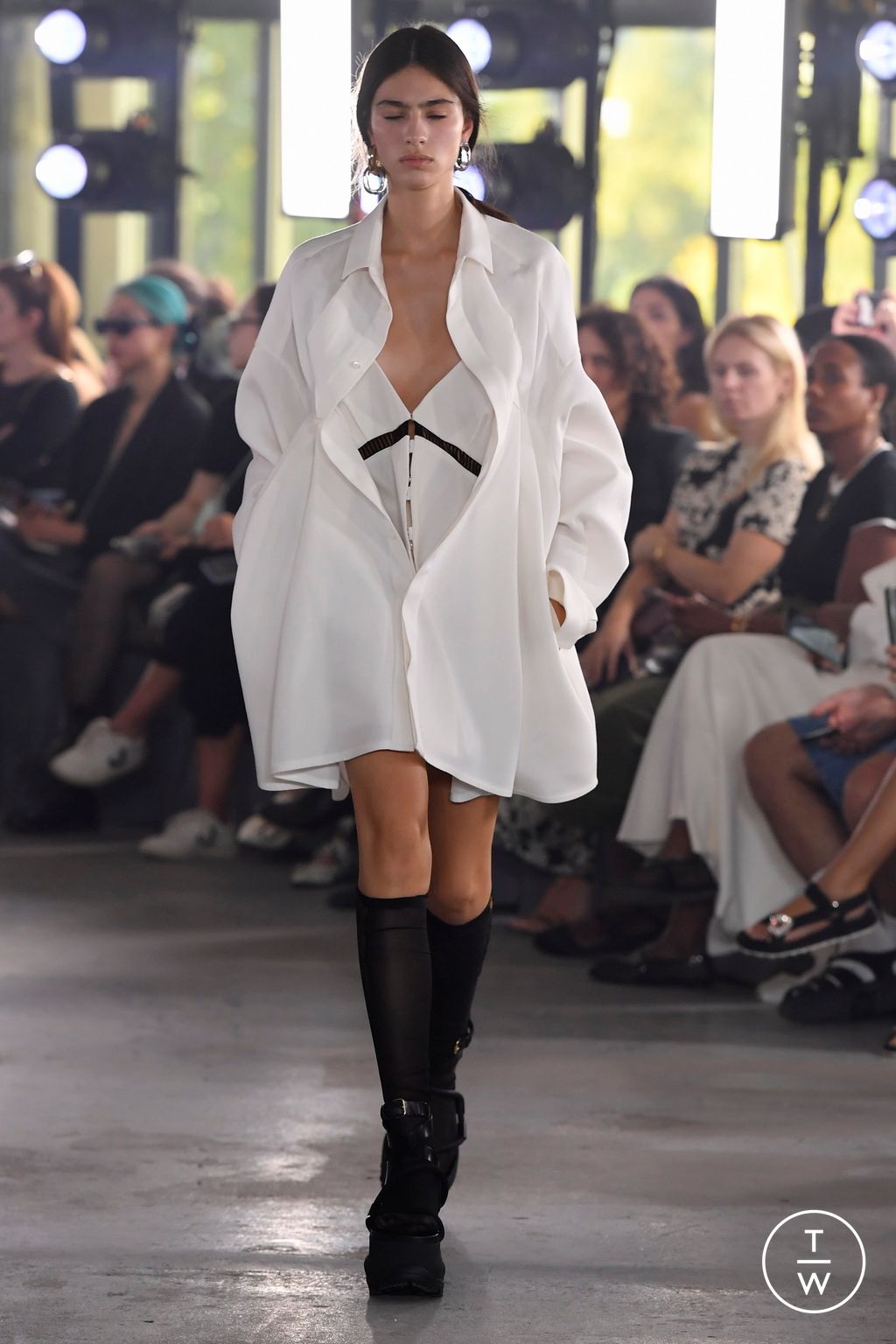 Fashion Week Paris Spring/Summer 2024 look 4 de la collection Sacai womenswear