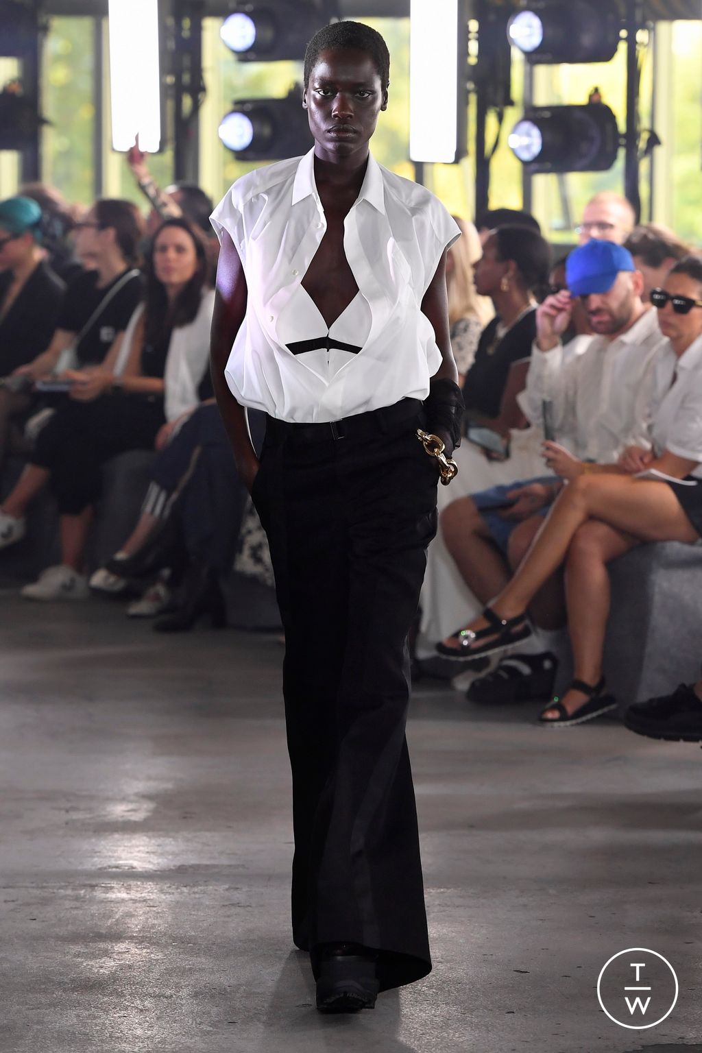 Fashion Week Paris Spring/Summer 2024 look 5 de la collection Sacai womenswear