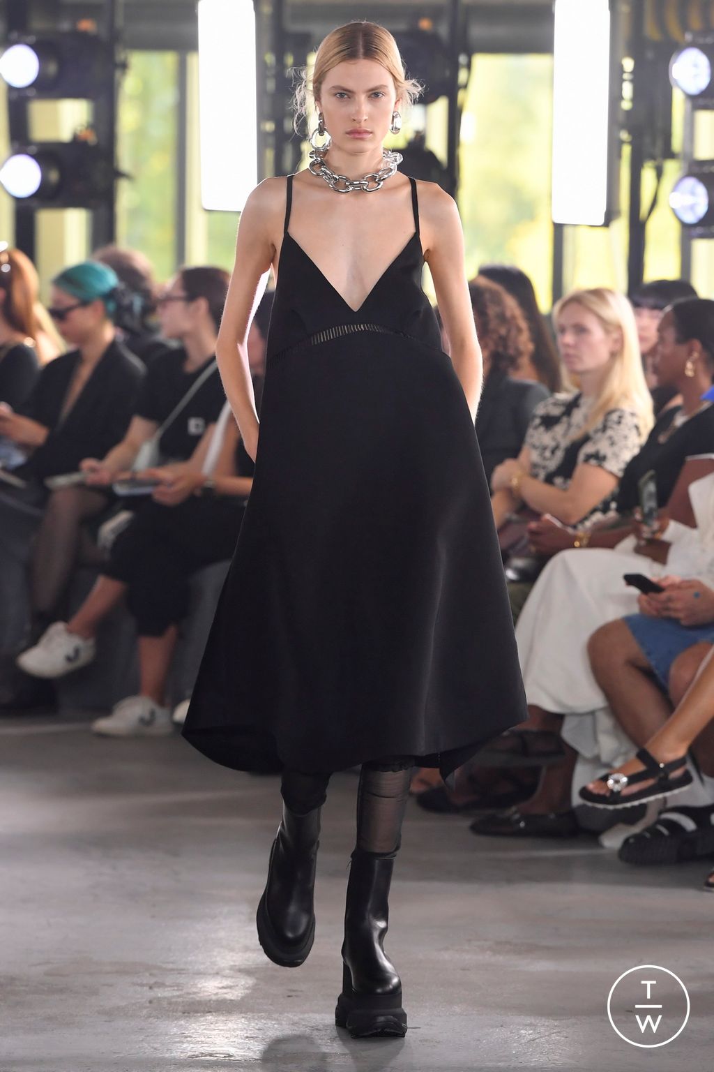 Fashion Week Paris Spring/Summer 2024 look 8 de la collection Sacai womenswear