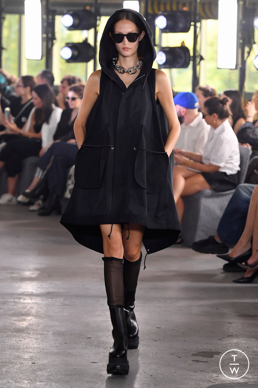 Fashion Week Paris Spring/Summer 2024 look 9 from the Sacai collection womenswear