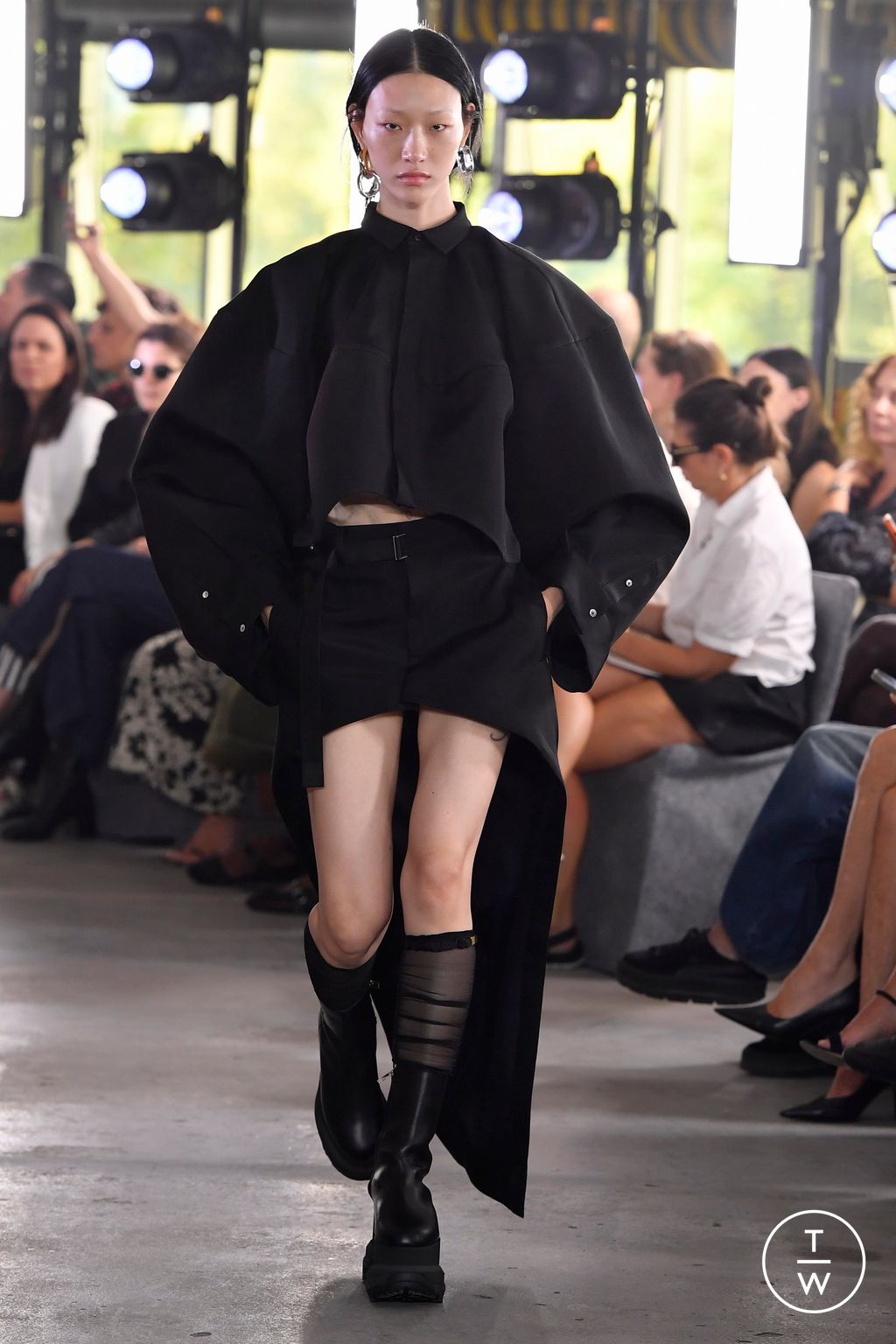 Fashion Week Paris Spring/Summer 2024 look 10 de la collection Sacai womenswear