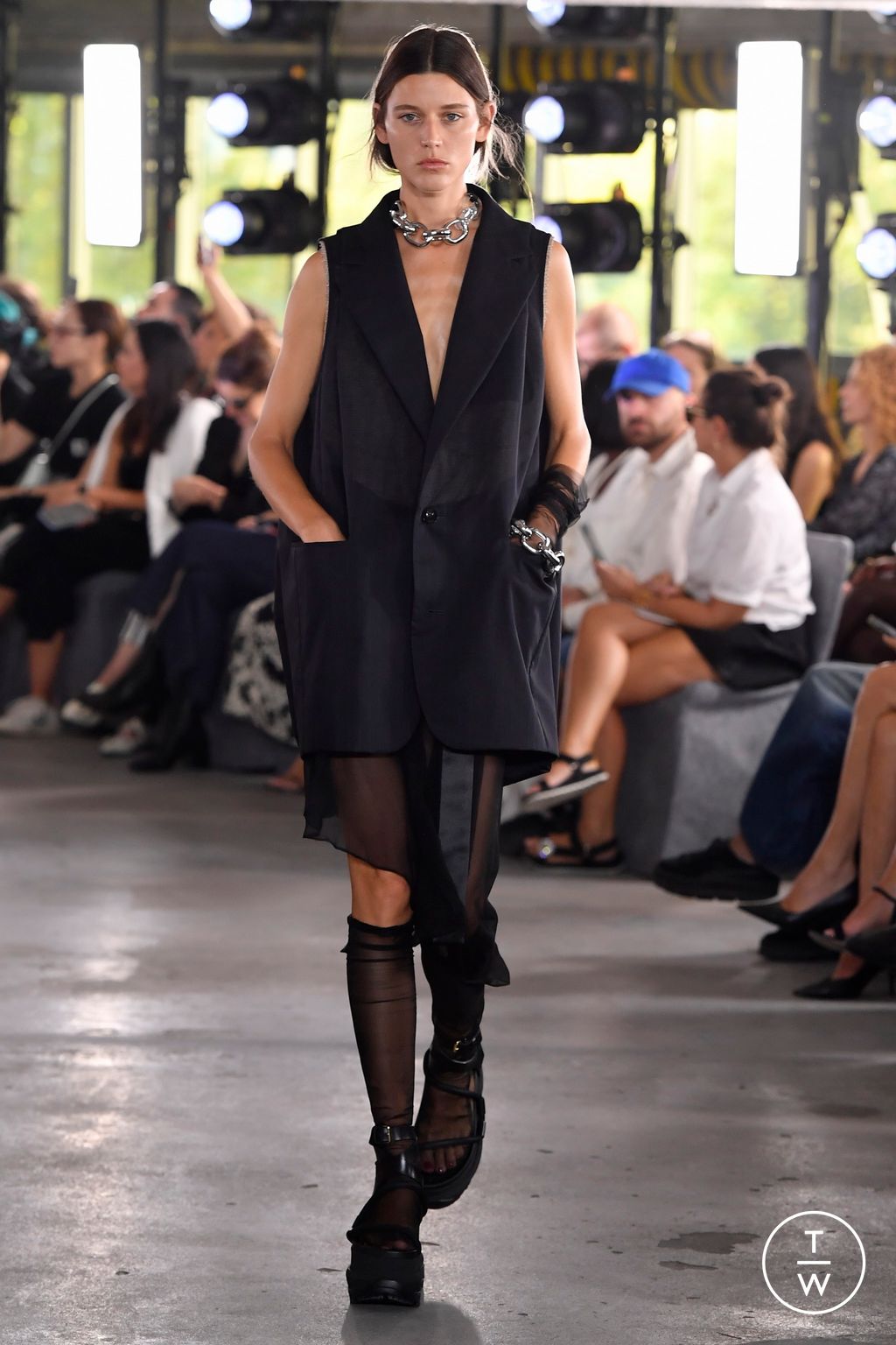 Fashion Week Paris Spring/Summer 2024 look 18 from the Sacai collection womenswear
