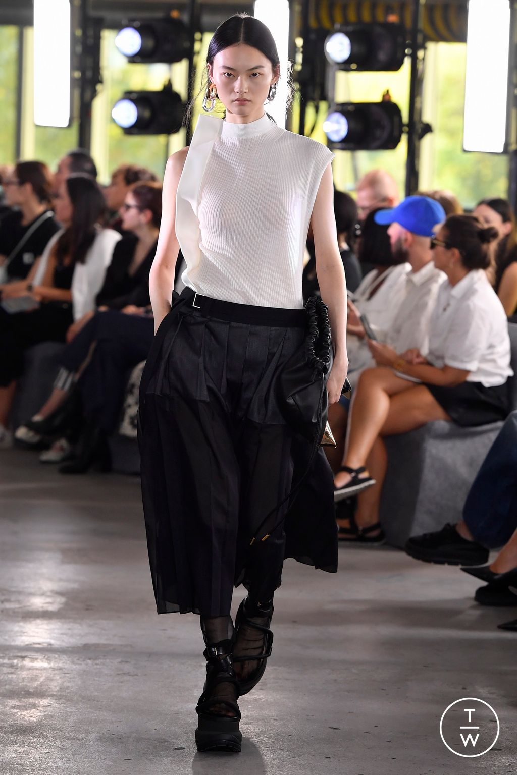 Fashion Week Paris Spring/Summer 2024 look 19 from the Sacai collection 女装