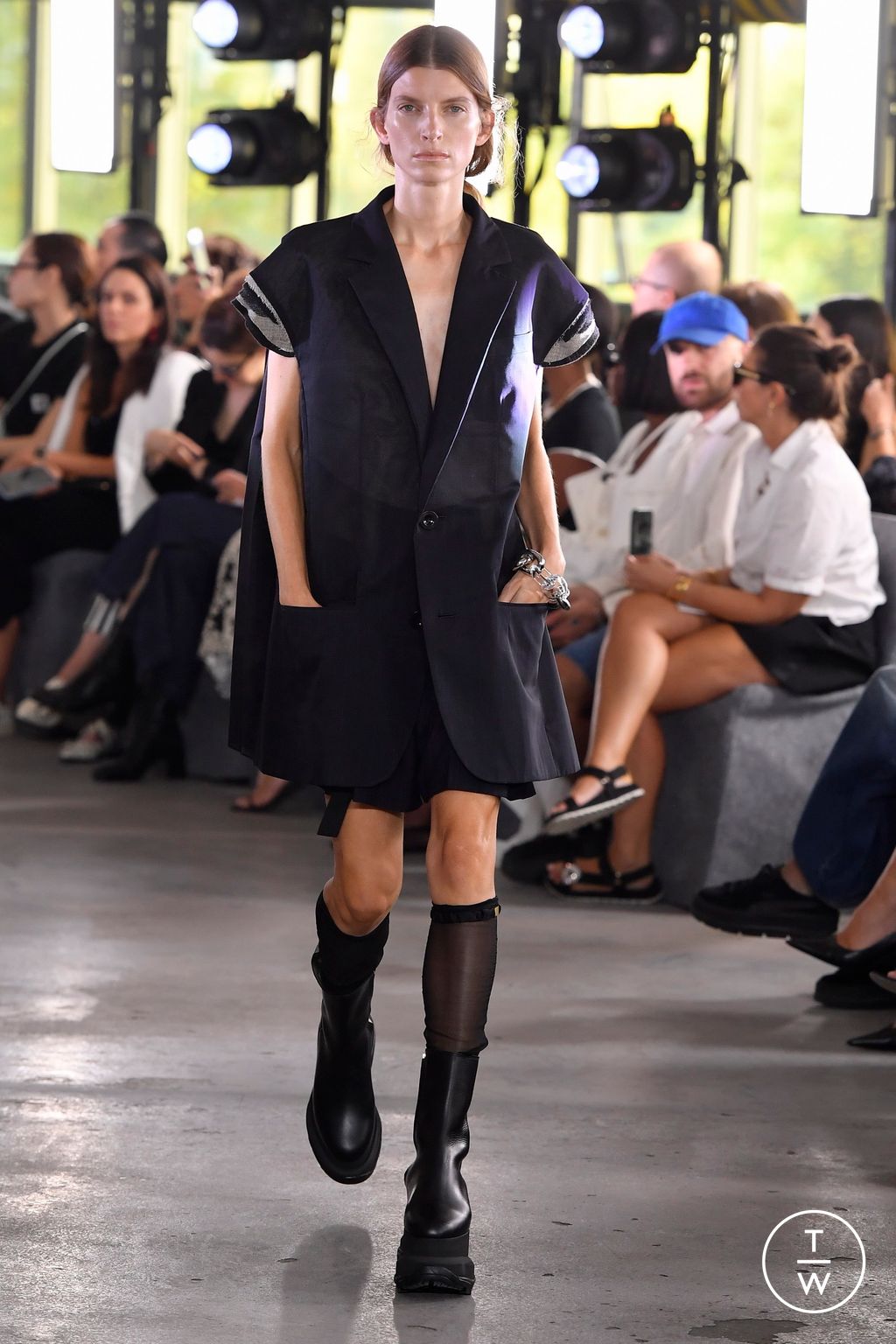 Fashion Week Paris Spring/Summer 2024 look 22 from the Sacai collection womenswear