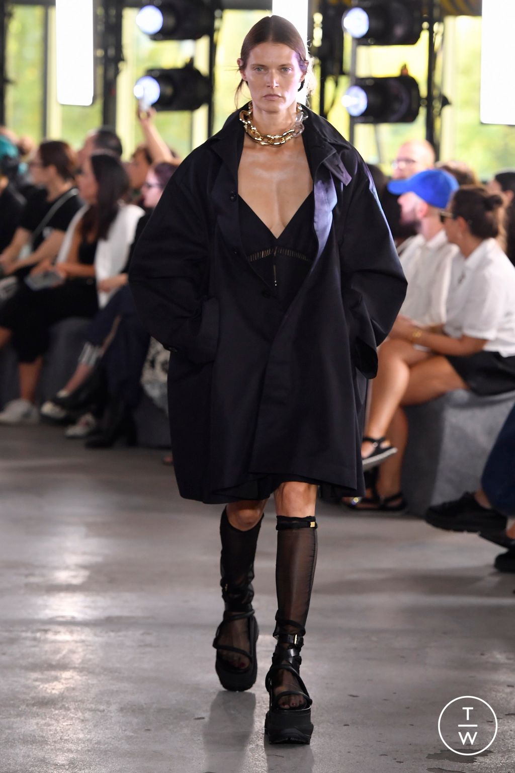 Fashion Week Paris Spring/Summer 2024 look 23 from the Sacai collection womenswear