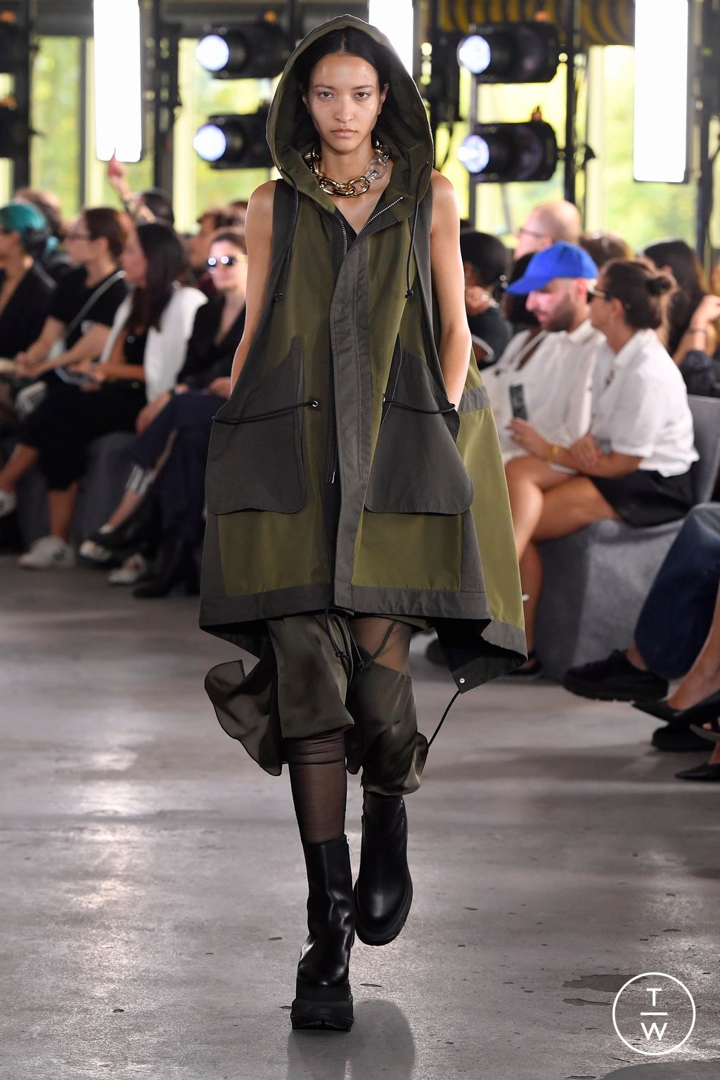 Fashion Week Paris Spring/Summer 2024 look 27 from the Sacai collection 女装