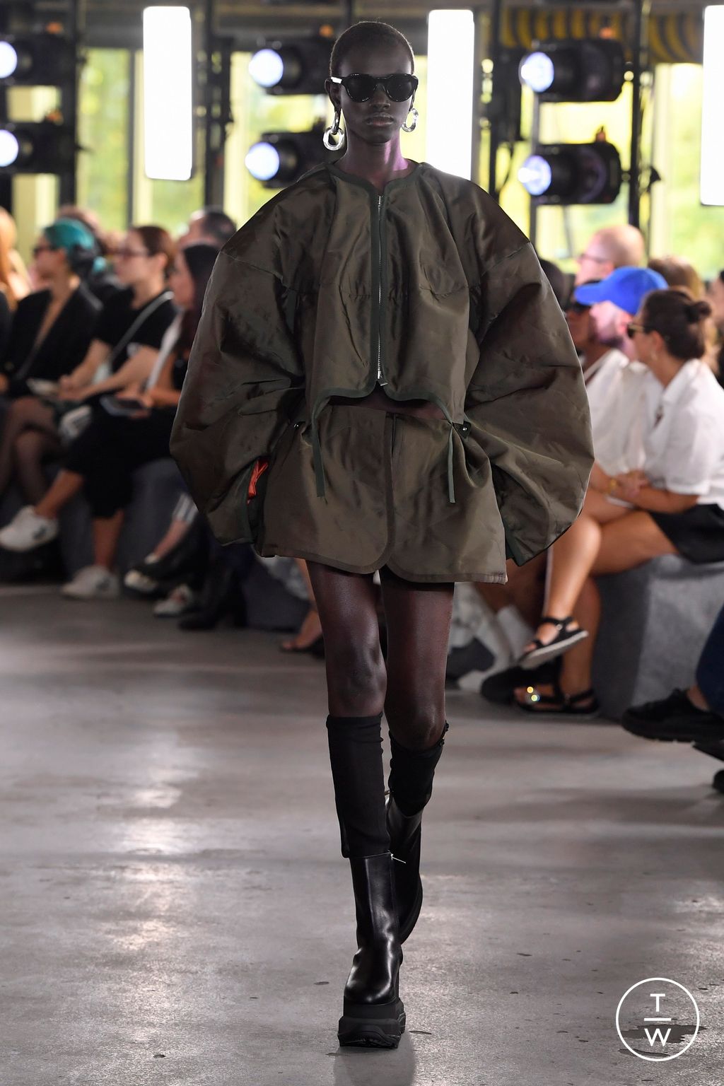 Fashion Week Paris Spring/Summer 2024 look 28 de la collection Sacai womenswear