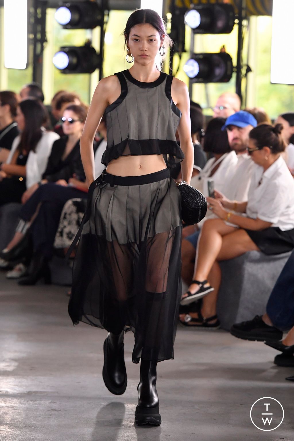 Fashion Week Paris Spring/Summer 2024 look 31 from the Sacai collection womenswear