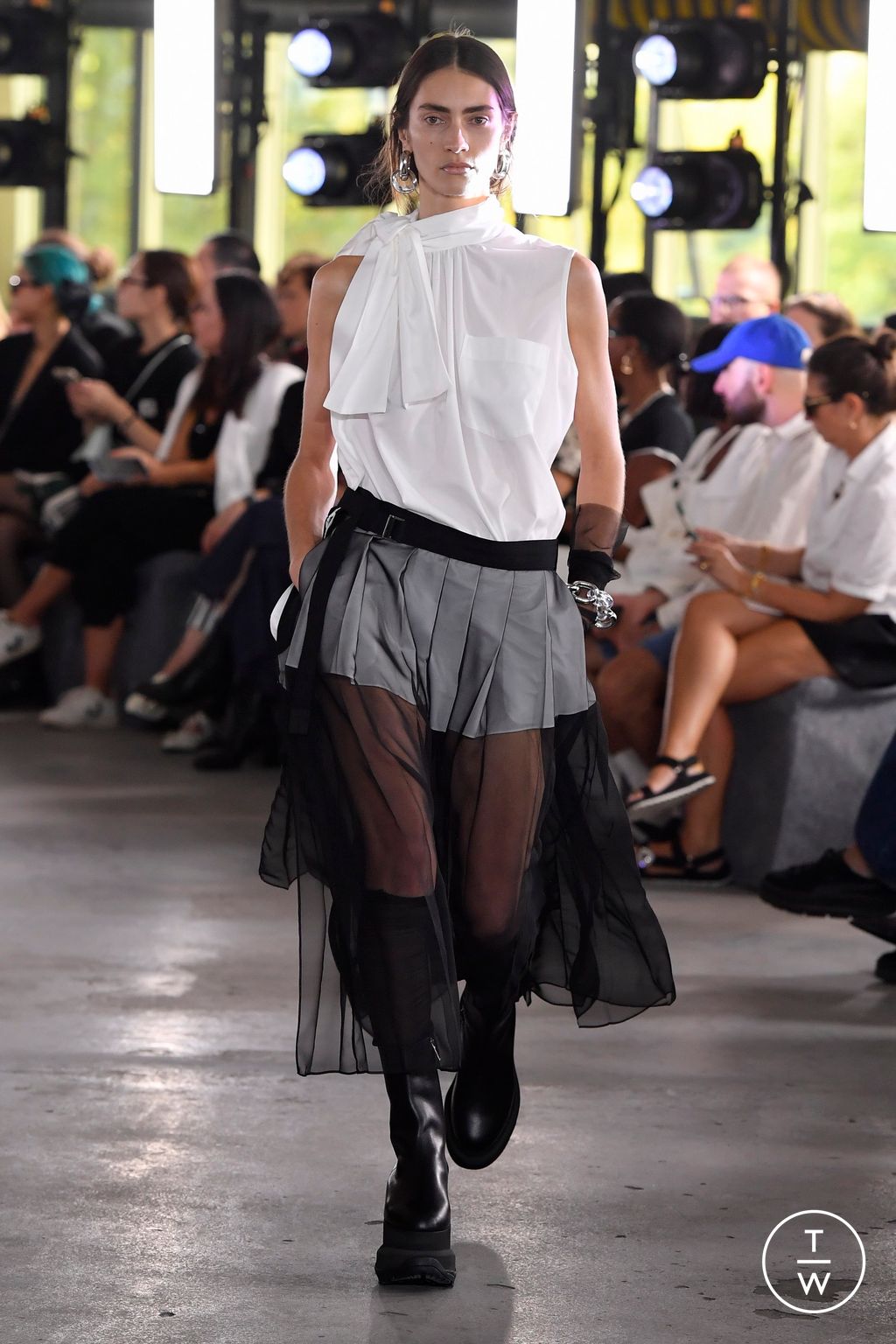 Fashion Week Paris Spring/Summer 2024 look 32 from the Sacai collection womenswear