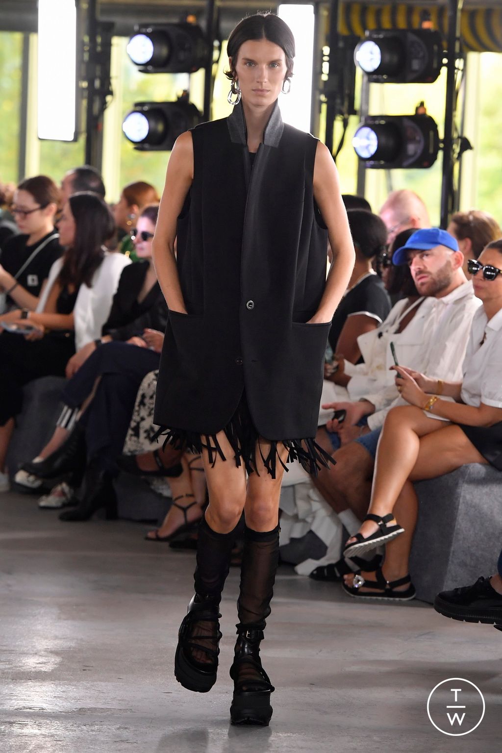 Fashion Week Paris Spring/Summer 2024 look 35 from the Sacai collection womenswear
