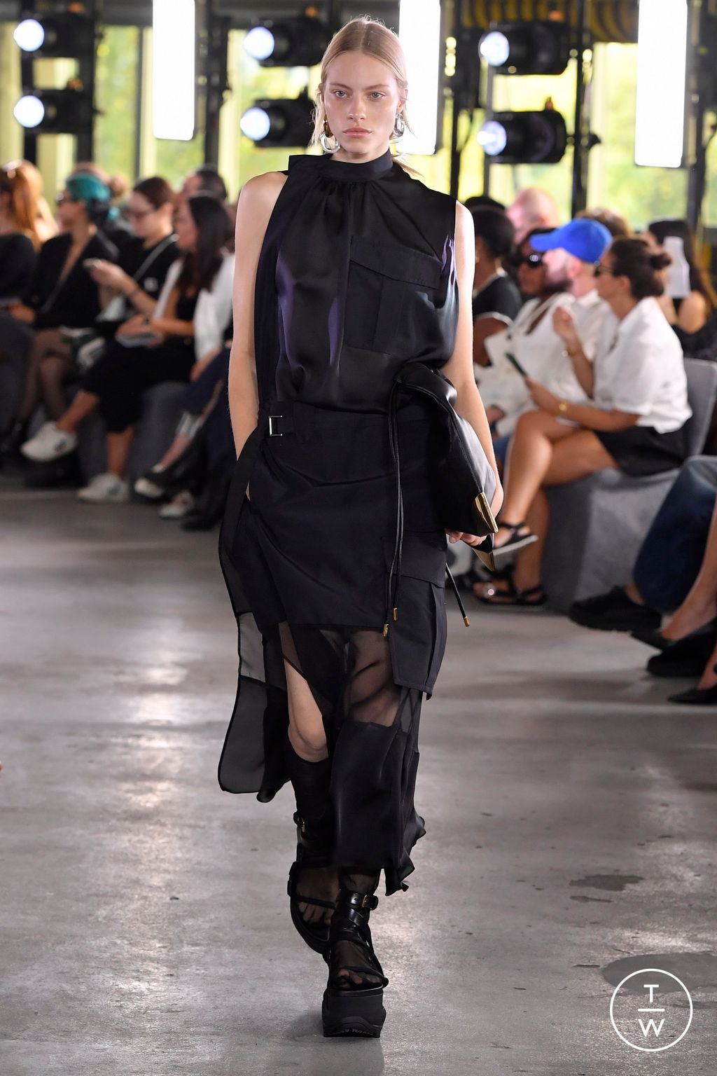 Fashion Week Paris Spring/Summer 2024 look 36 from the Sacai collection 女装