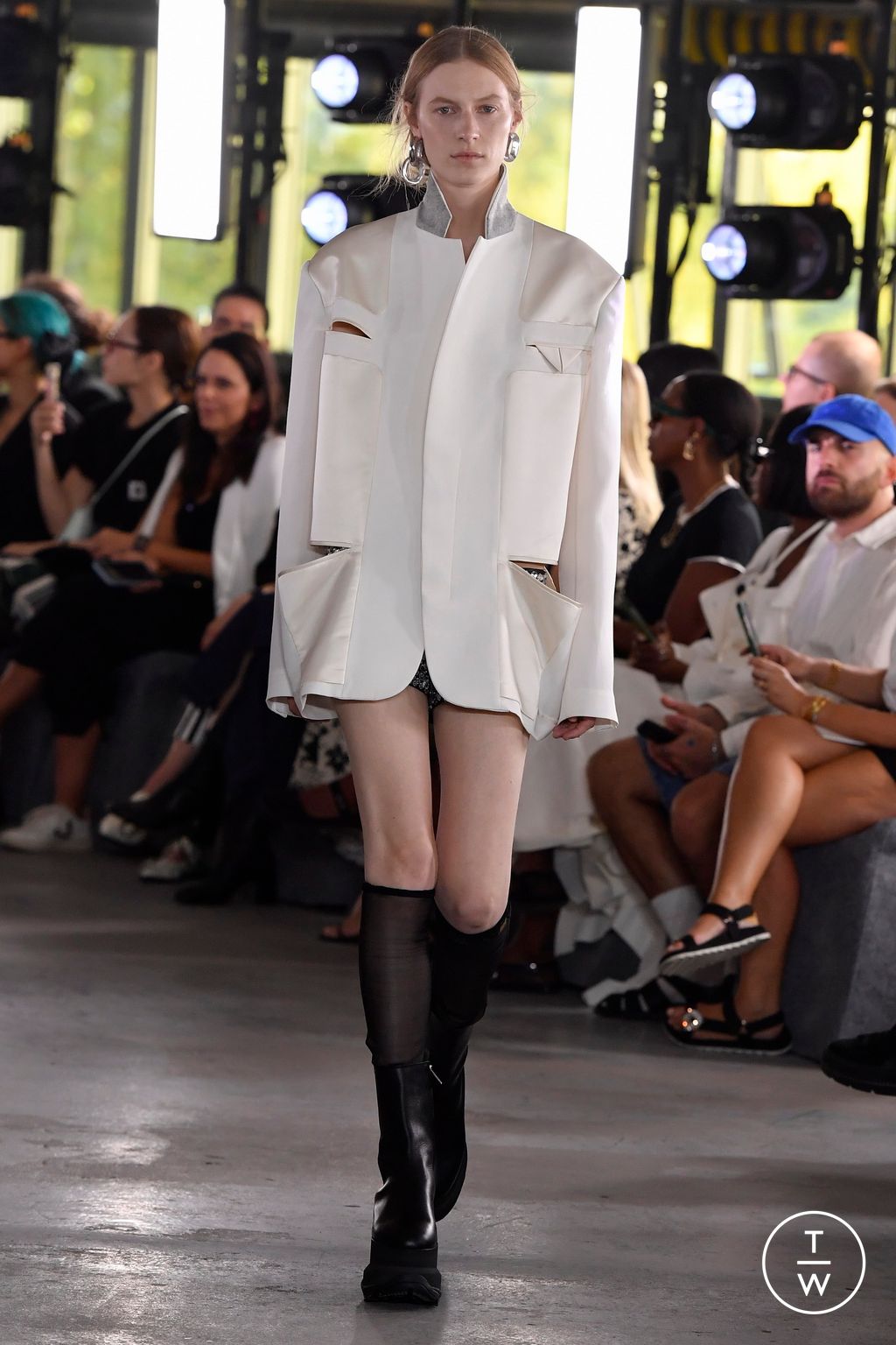 Fashion Week Paris Spring/Summer 2024 look 43 from the Sacai collection 女装