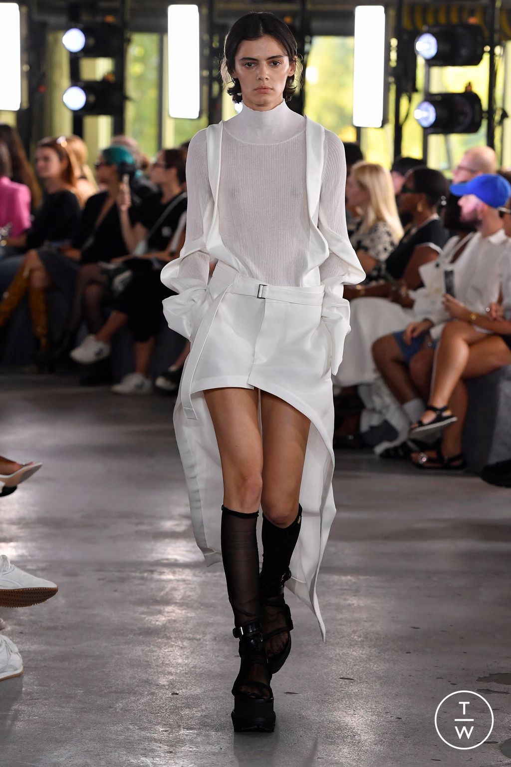 Fashion Week Paris Spring/Summer 2024 look 44 de la collection Sacai womenswear