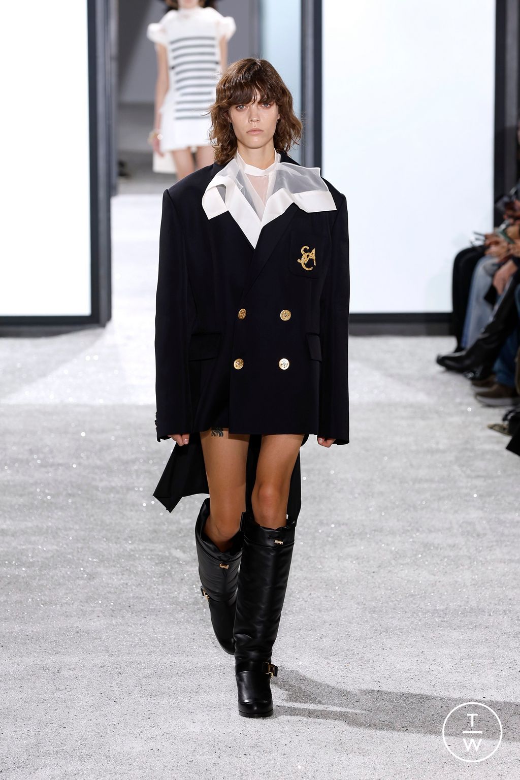 Fashion Week Paris Spring/Summer 2025 look 2 from the Sacai collection womenswear