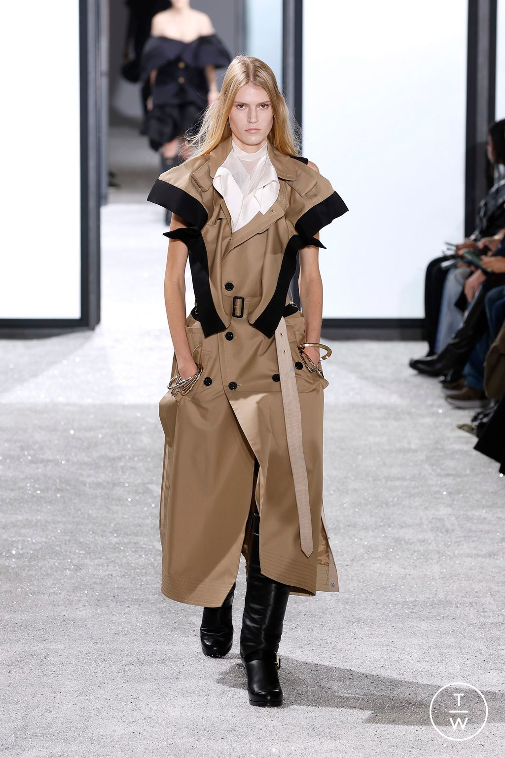 Fashion Week Paris Spring/Summer 2025 look 4 from the Sacai collection womenswear