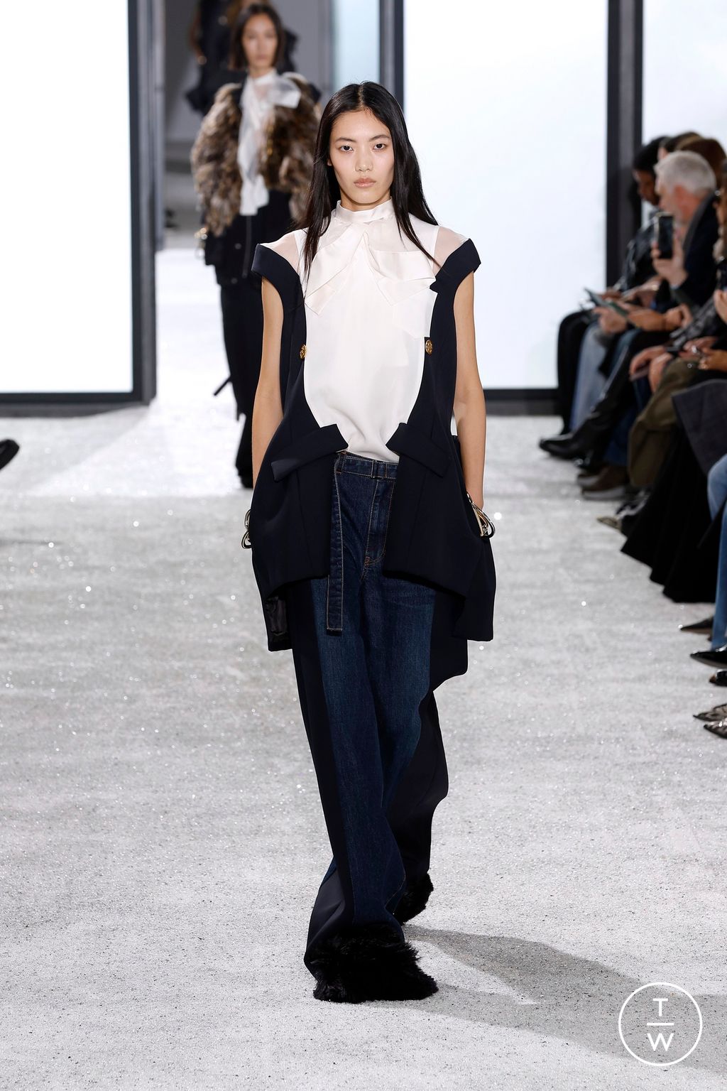 Fashion Week Paris Spring/Summer 2025 look 9 from the Sacai collection womenswear