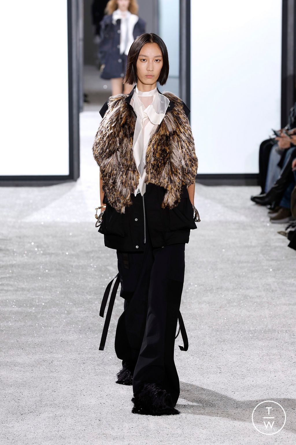 Fashion Week Paris Spring/Summer 2025 look 10 from the Sacai collection womenswear