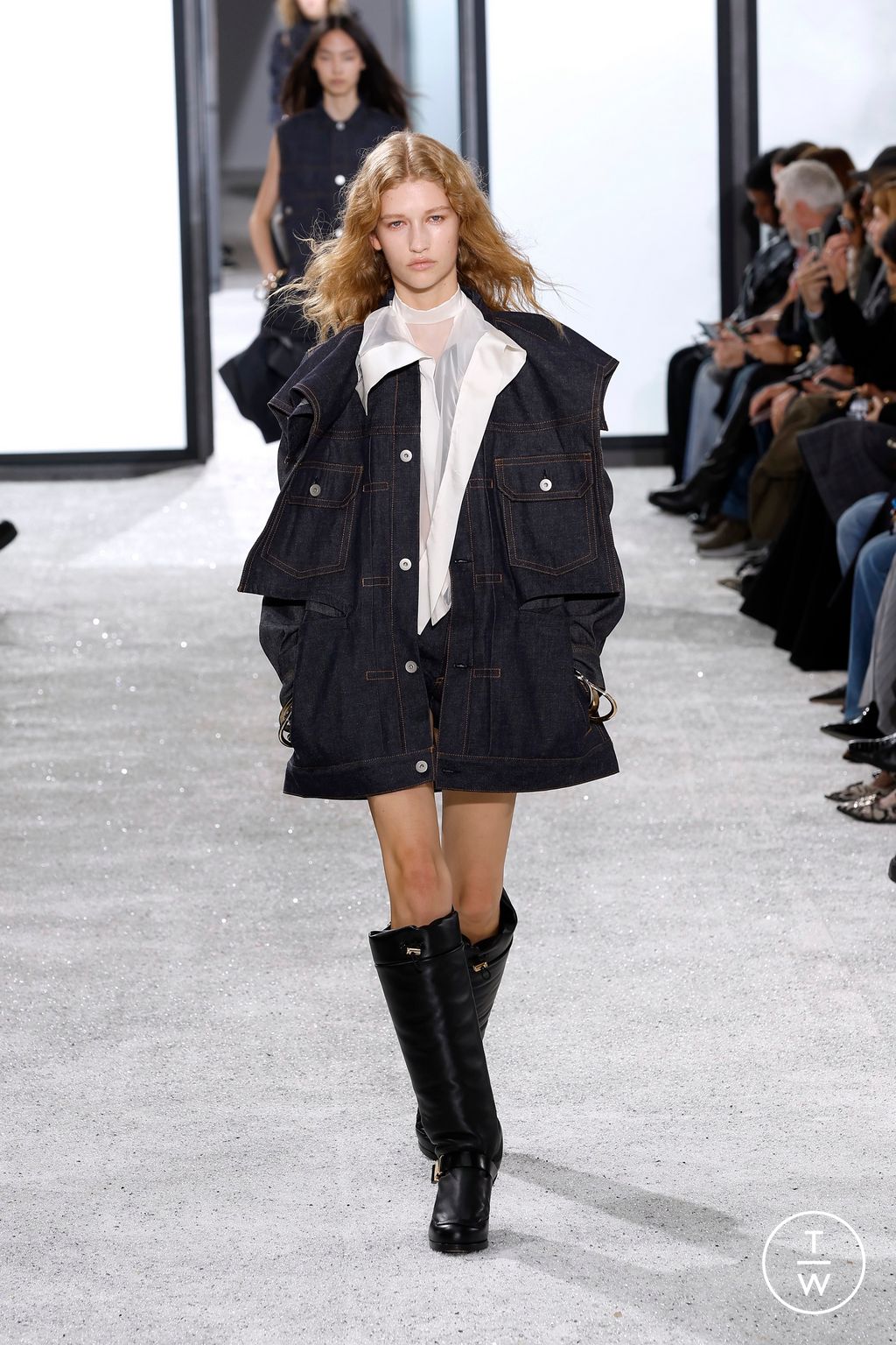 Fashion Week Paris Spring/Summer 2025 look 11 from the Sacai collection womenswear