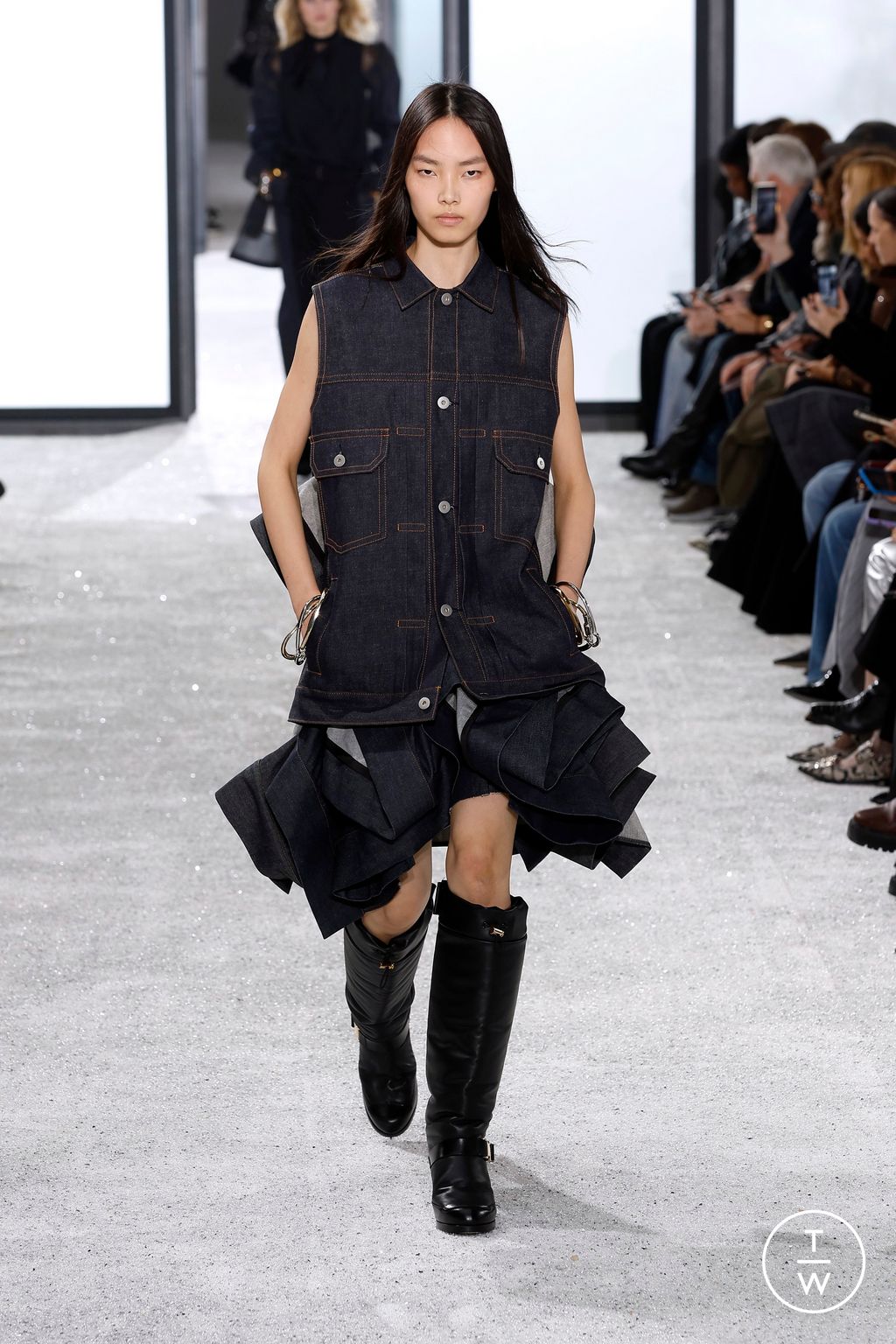 Fashion Week Paris Spring/Summer 2025 look 12 from the Sacai collection womenswear
