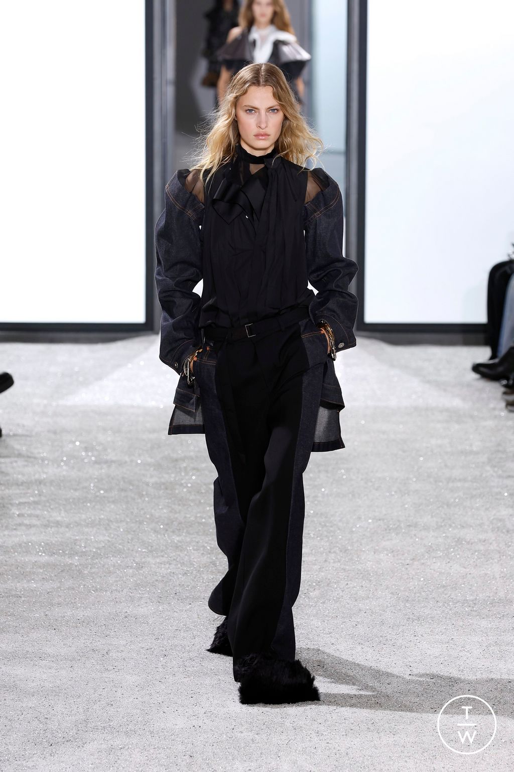 Fashion Week Paris Spring/Summer 2025 look 13 from the Sacai collection womenswear