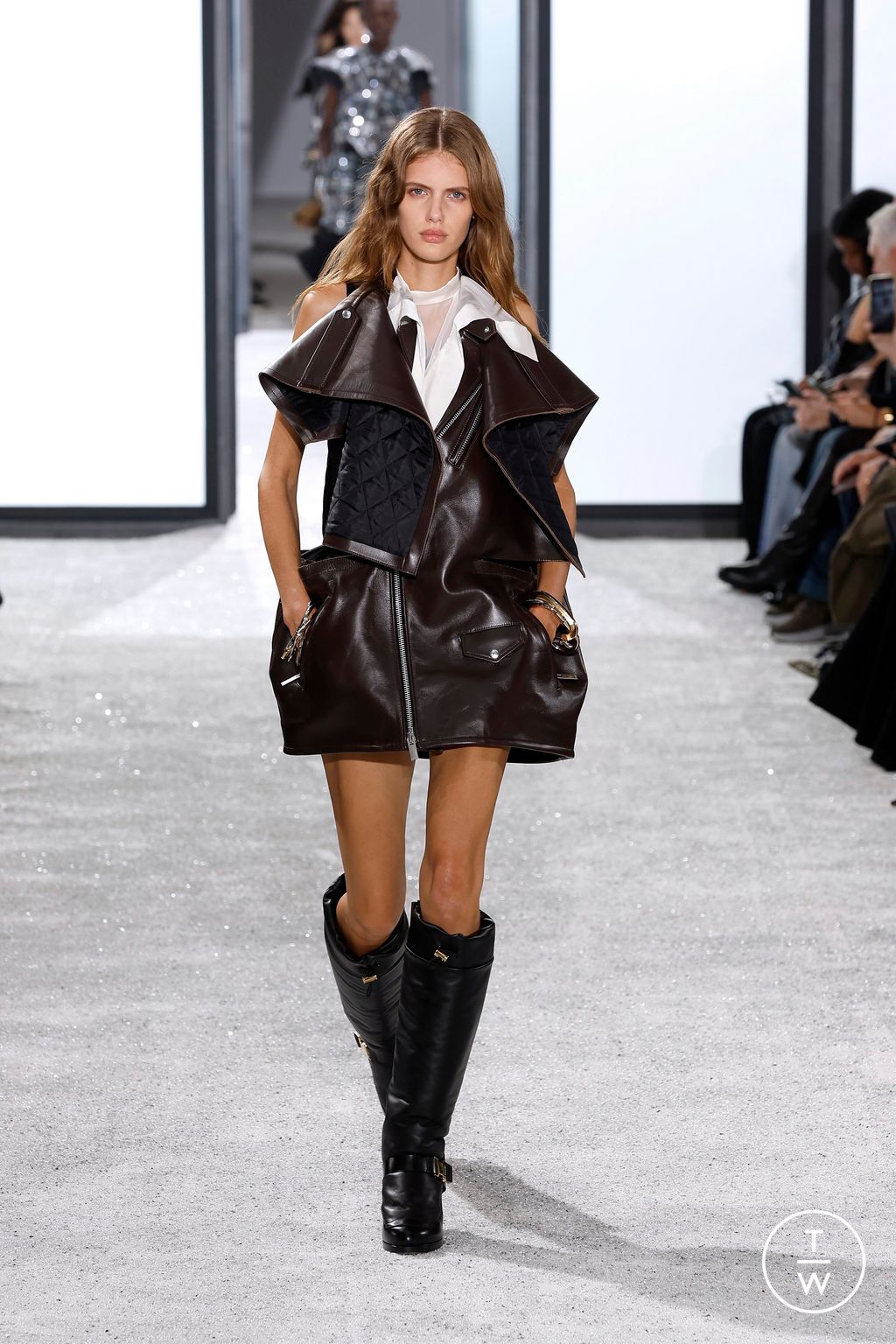 Fashion Week Paris Spring/Summer 2025 look 14 from the Sacai collection womenswear