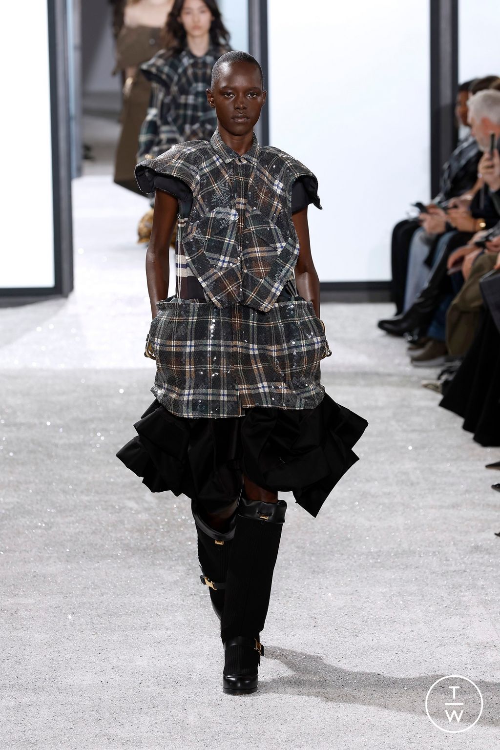 Fashion Week Paris Spring/Summer 2025 look 15 from the Sacai collection womenswear