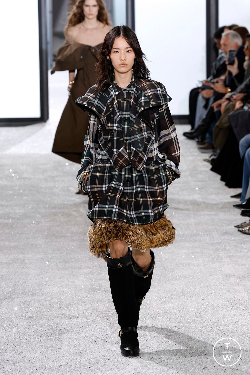 Fashion Week Paris Spring/Summer 2025 look 16 from the Sacai collection womenswear