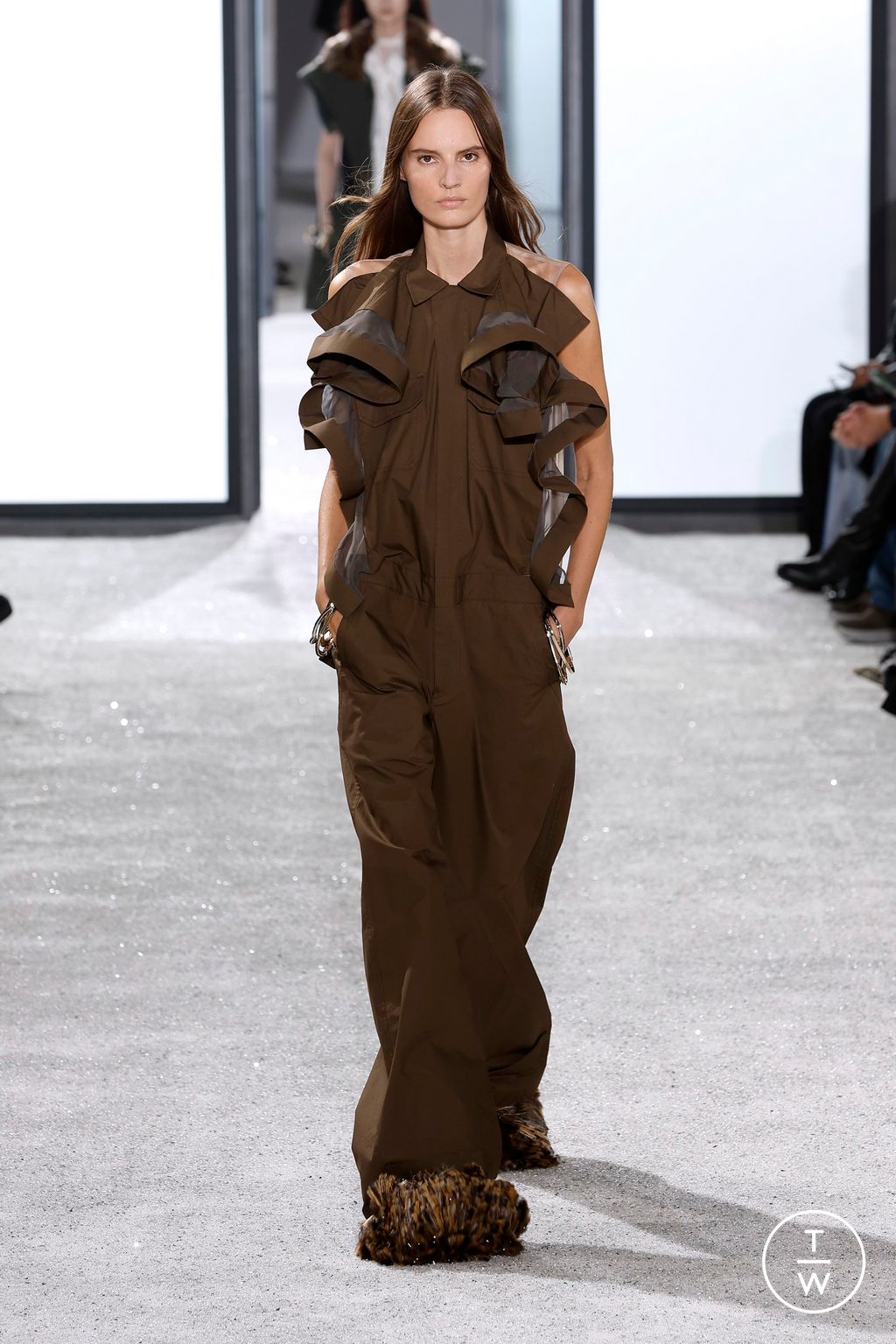 Fashion Week Paris Spring/Summer 2025 look 18 from the Sacai collection womenswear