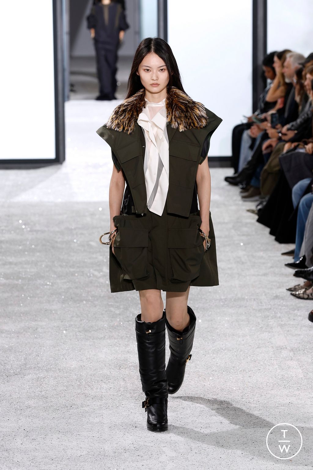 Fashion Week Paris Spring/Summer 2025 look 19 from the Sacai collection womenswear